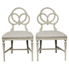 Paire de chaises d'appoint françaises de style Louis XVI du milieu du siècle, sculptées, avec tapisserie neuve