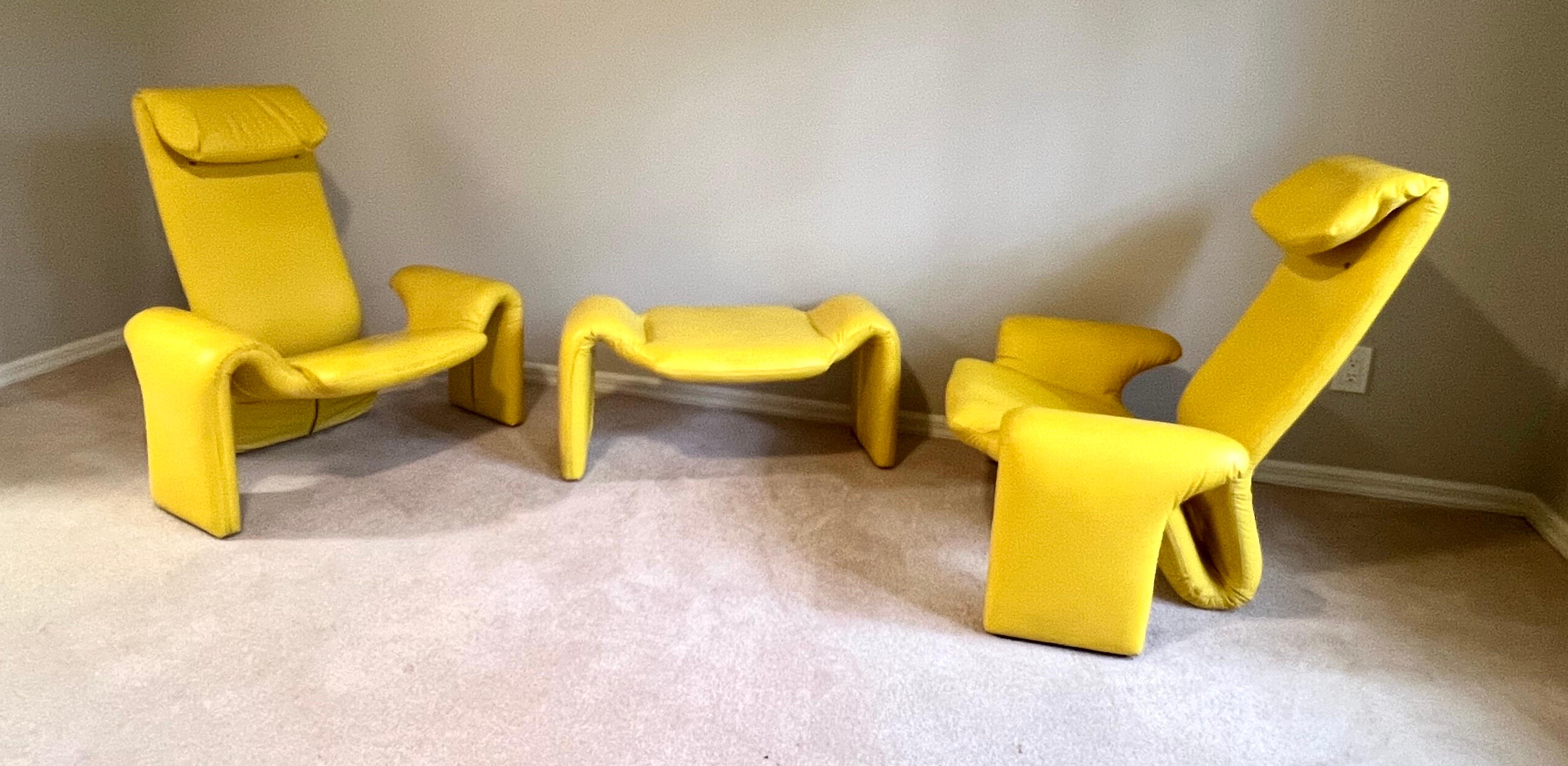 Rare et important ensemble de 2 fauteuils / Lounge Chairs et 1 Ottoman / Bench / Stool du Mid-Century Organic Modern français dans une forme futuriste légendaire. Toutes les pièces sont recouvertes d'un simili cuir jaune dynamique et attribuées à