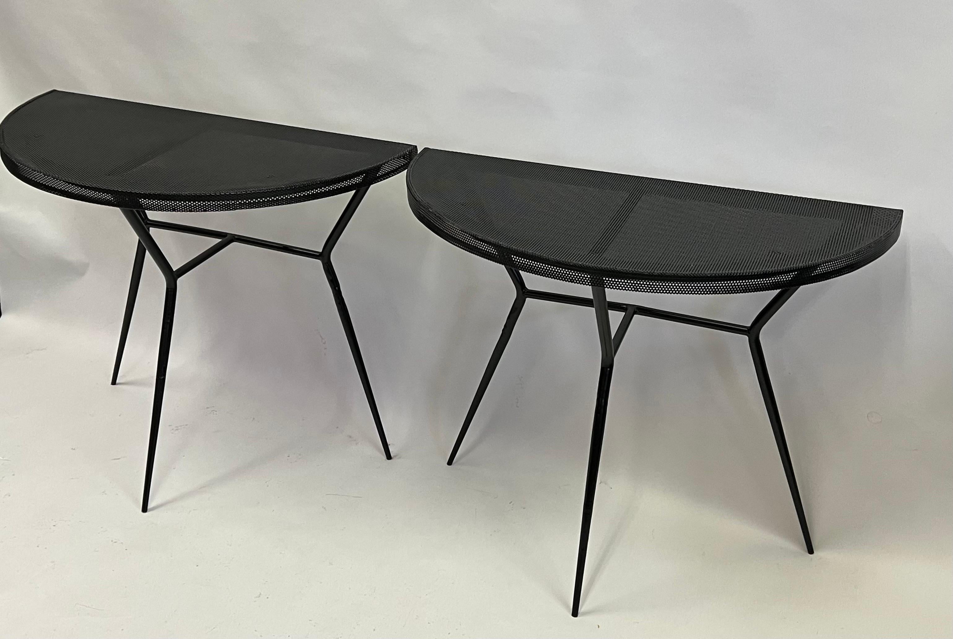 Mid-Century moderno Coppia di console francesi in metallo traforato del Medioevo Attr. A. Mathieu in vendita