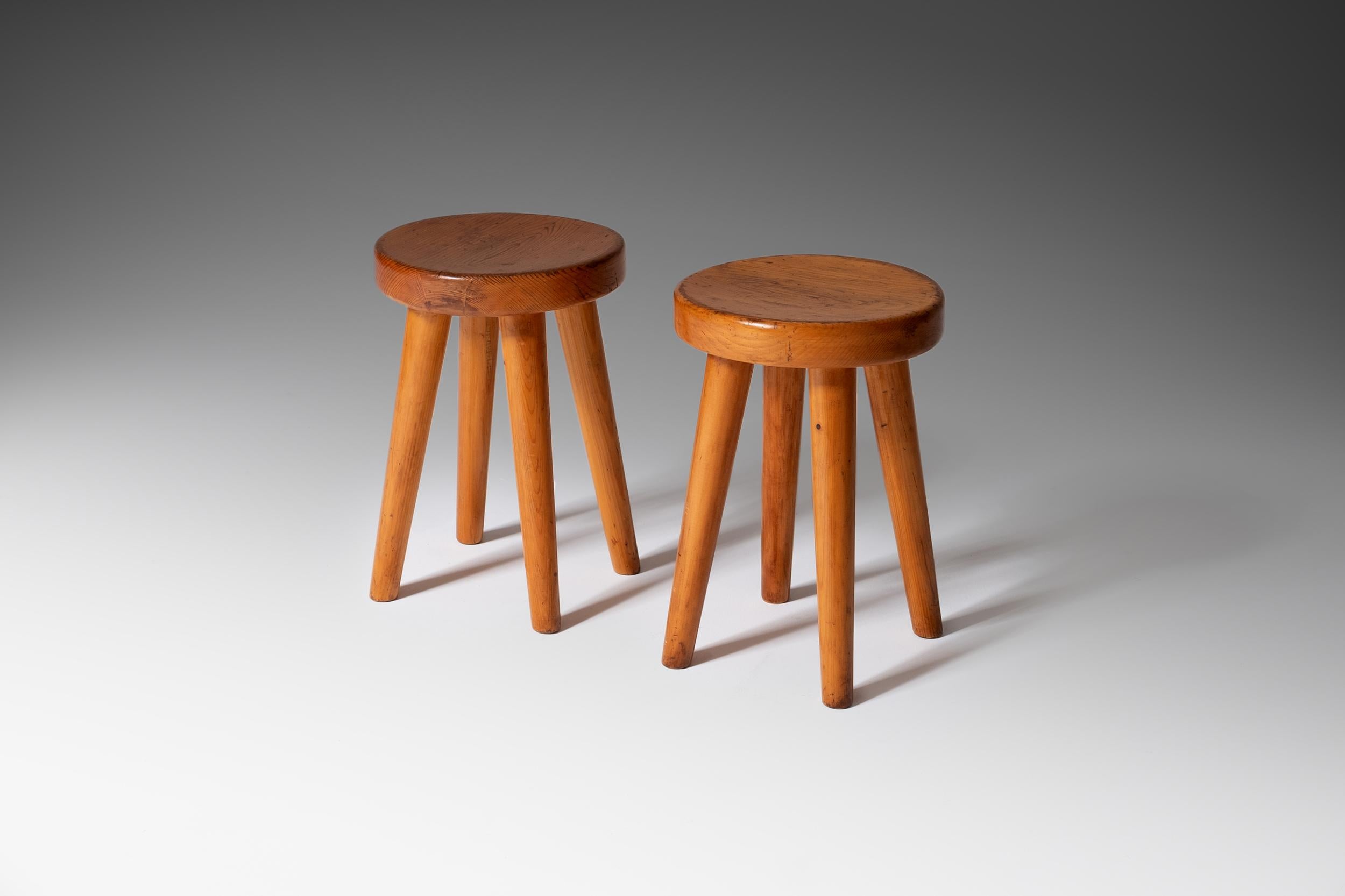 Pair of French Mid-Century Modern Stools in Solid Pine In Good Condition In Rotterdam, NL