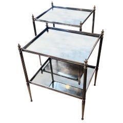 Coppia di tavolini francesi del Medioevo in ottone placcato argento e vetro eglomise