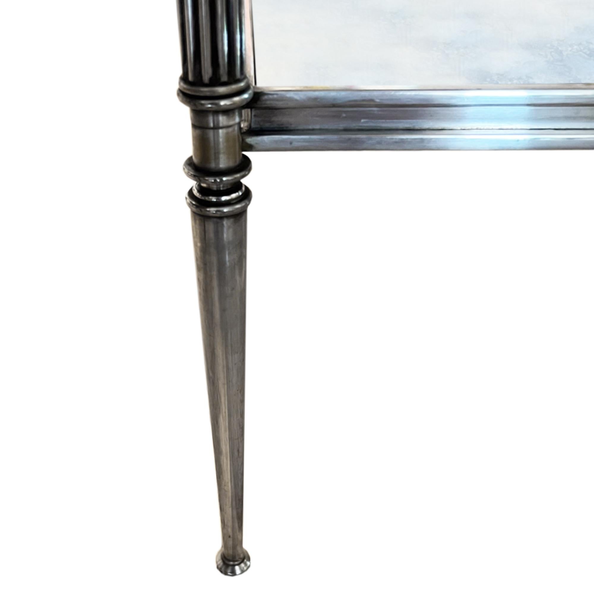 Plaqué Paire de tables d'appoint en laiton argenté et verre églomisé du milieu du siècle dernier en vente
