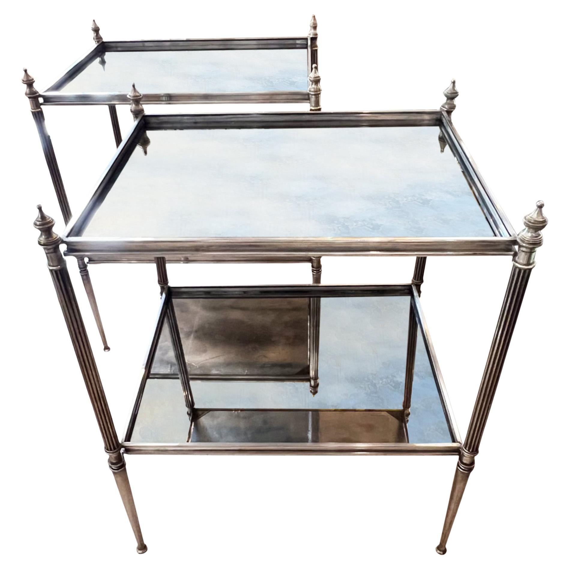Paire de tables d'appoint en laiton argenté et verre églomisé du milieu du siècle dernier