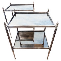 Paire de tables d'appoint en laiton argenté et verre églomisé du milieu du siècle dernier