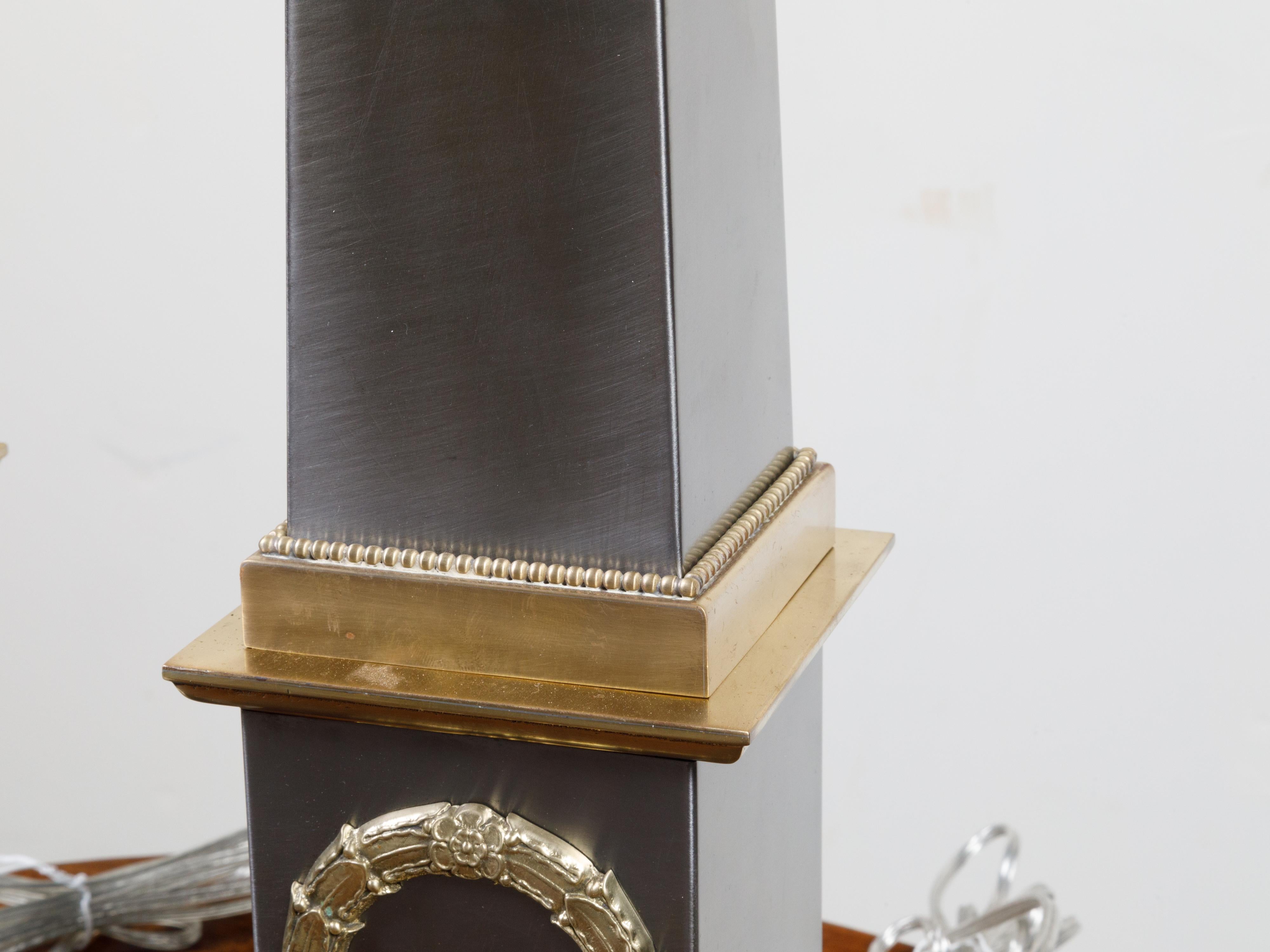 Coppia di lampade da tavolo a obelisco tronco in acciaio e ottone del Medioevo francese In condizioni buone in vendita a Atlanta, GA