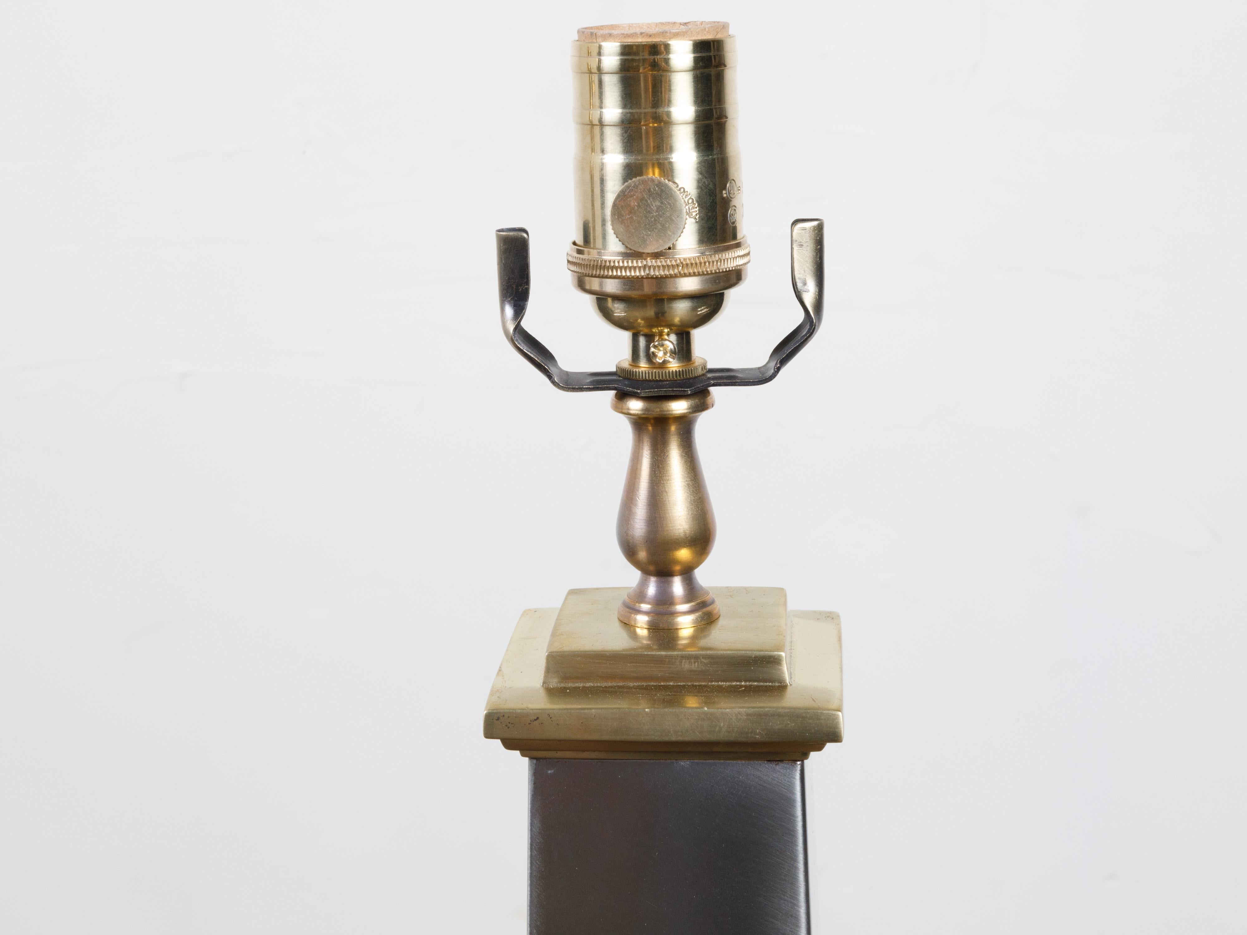 20ième siècle Paire de lampes de table obélisques tronquées en acier et laiton du milieu du siècle dernier en vente