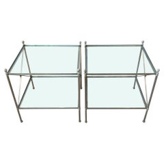 Pareja de mesas auxiliares francesas de acero y cristal de mediados de siglo