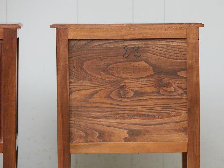 Pair of French Midcentury Three-Drawer Walnut Bedside Tables with Fluted Posts For Sale 5