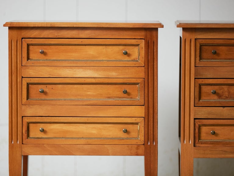 Pair of French Midcentury Three-Drawer Walnut Bedside Tables with Fluted Posts In Good Condition For Sale In Atlanta, GA