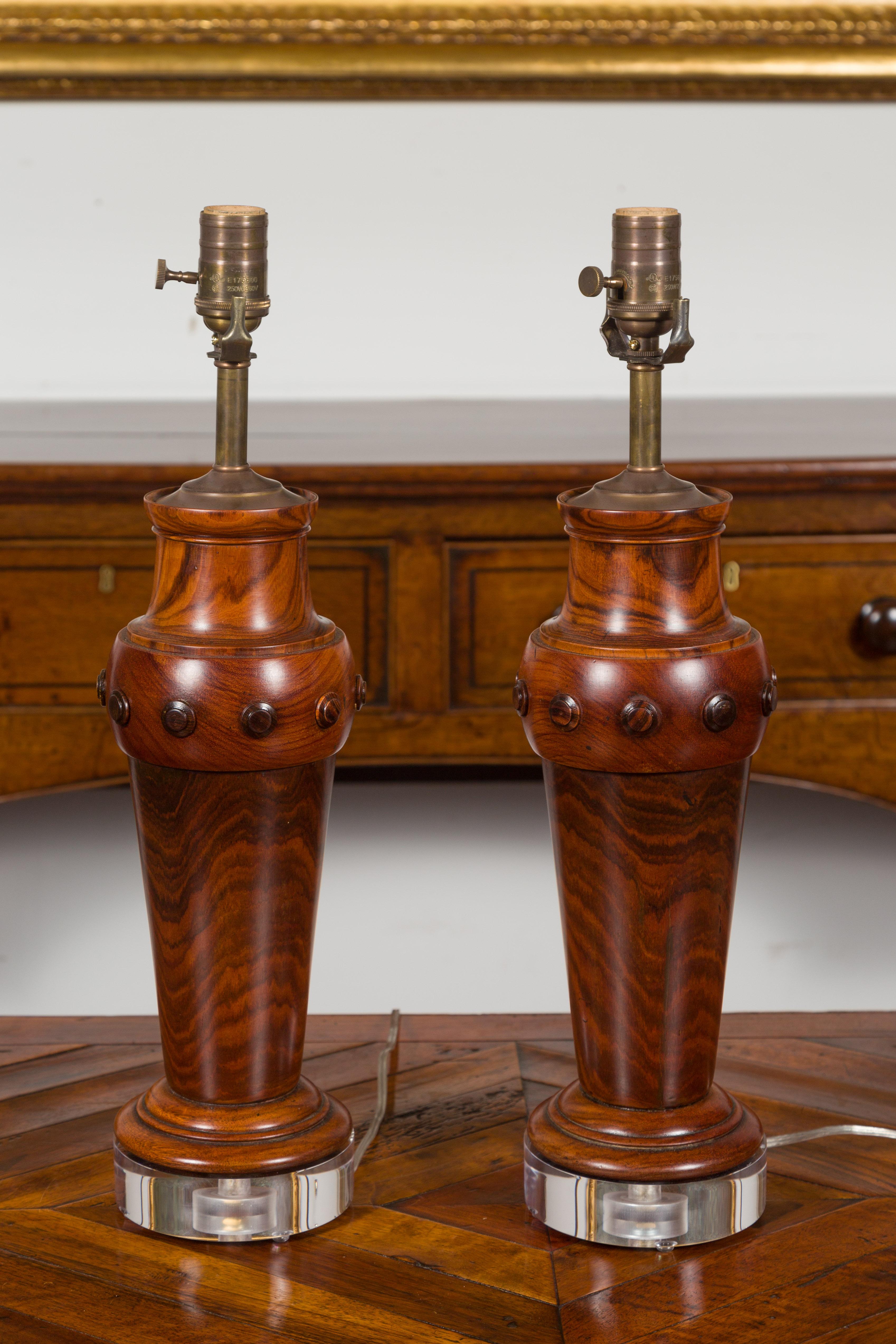 Paire de lampes de bureau françaises en bois tourné du milieu du siècle dernier, montées sur des socles en lucite en vente 1
