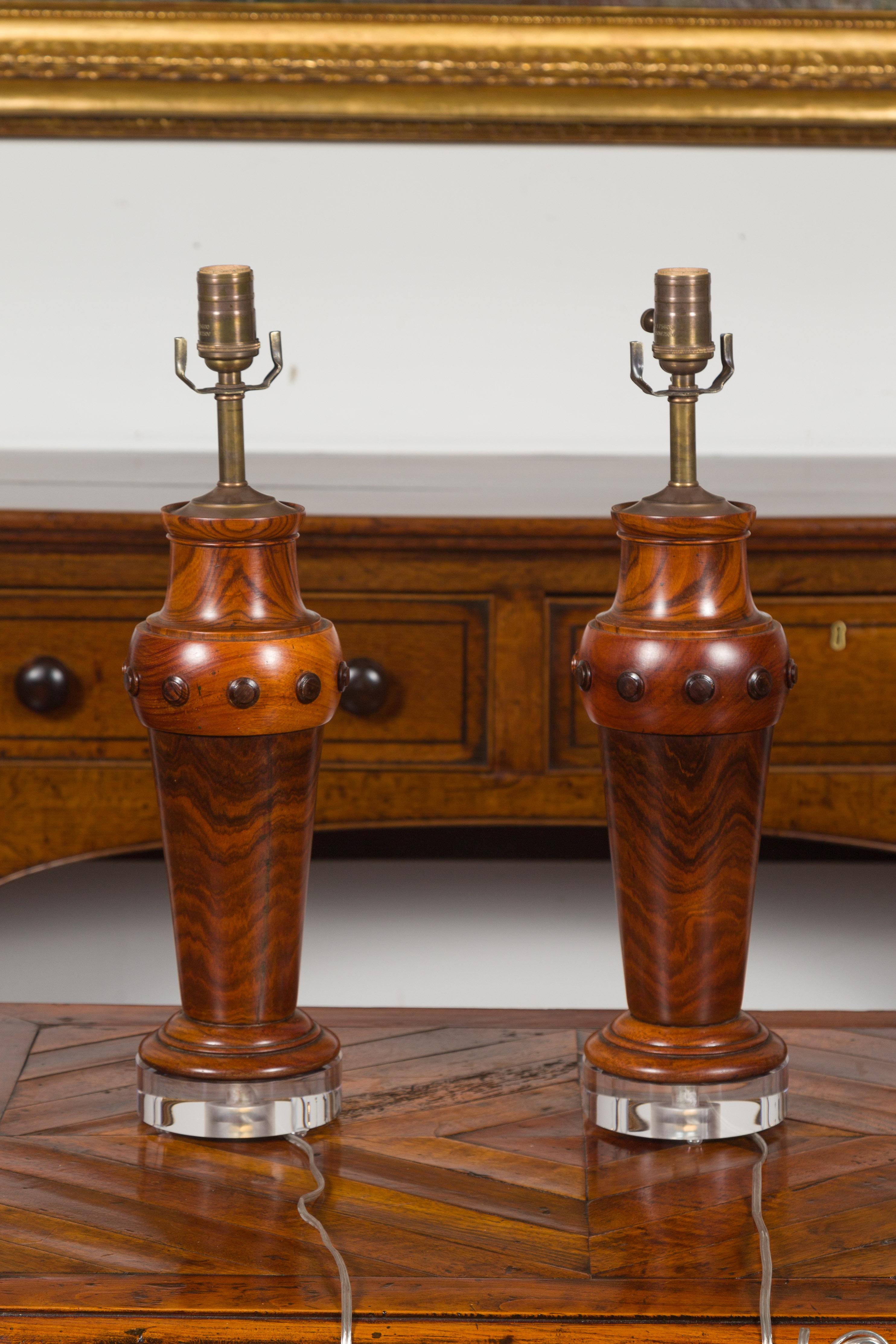 Paire de lampes de bureau françaises en bois tourné du milieu du siècle dernier, montées sur des socles en lucite en vente 2