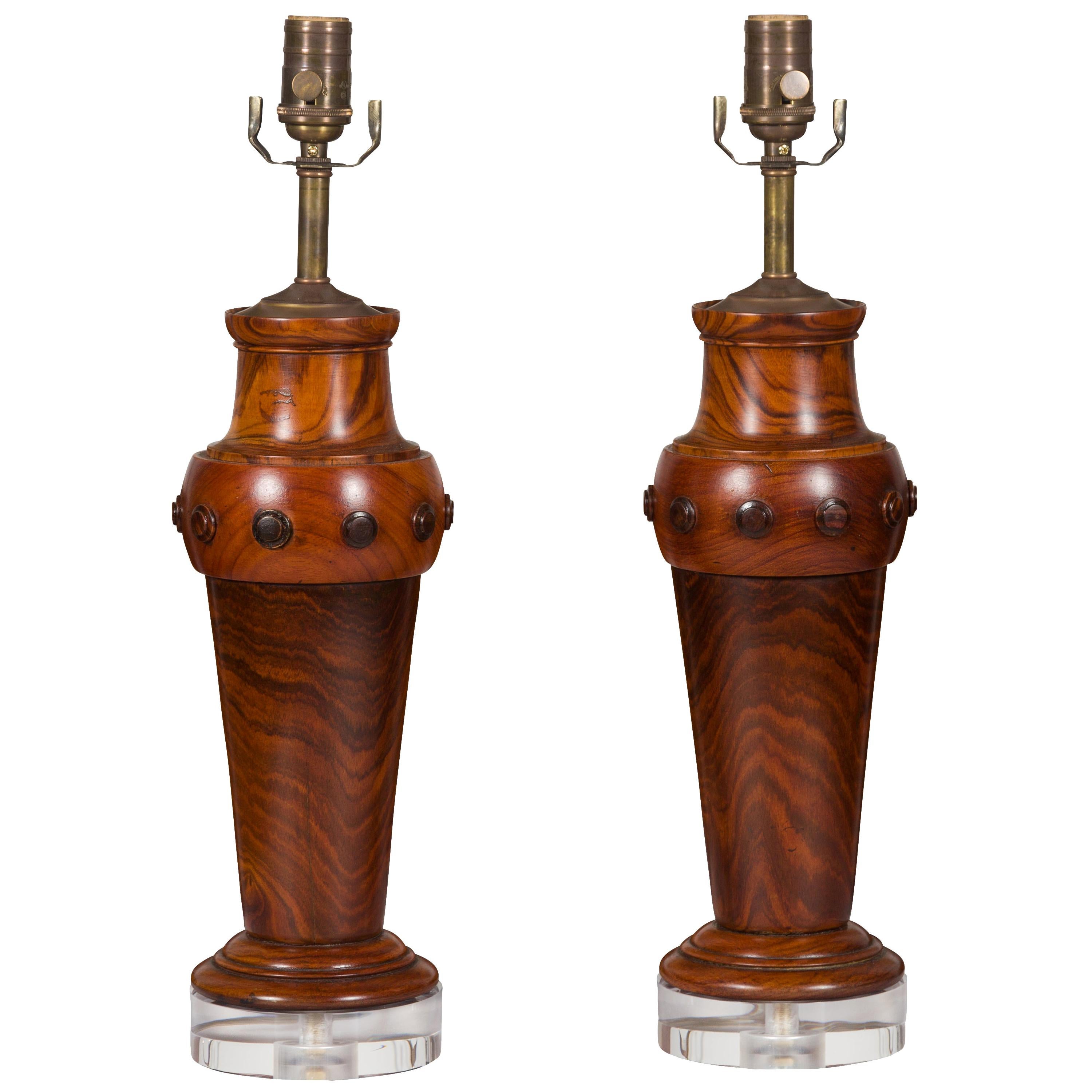 Paar französische Tischlampen aus gedrechseltem Holz aus der Mitte des Jahrhunderts, montiert auf Lucite-Sockeln