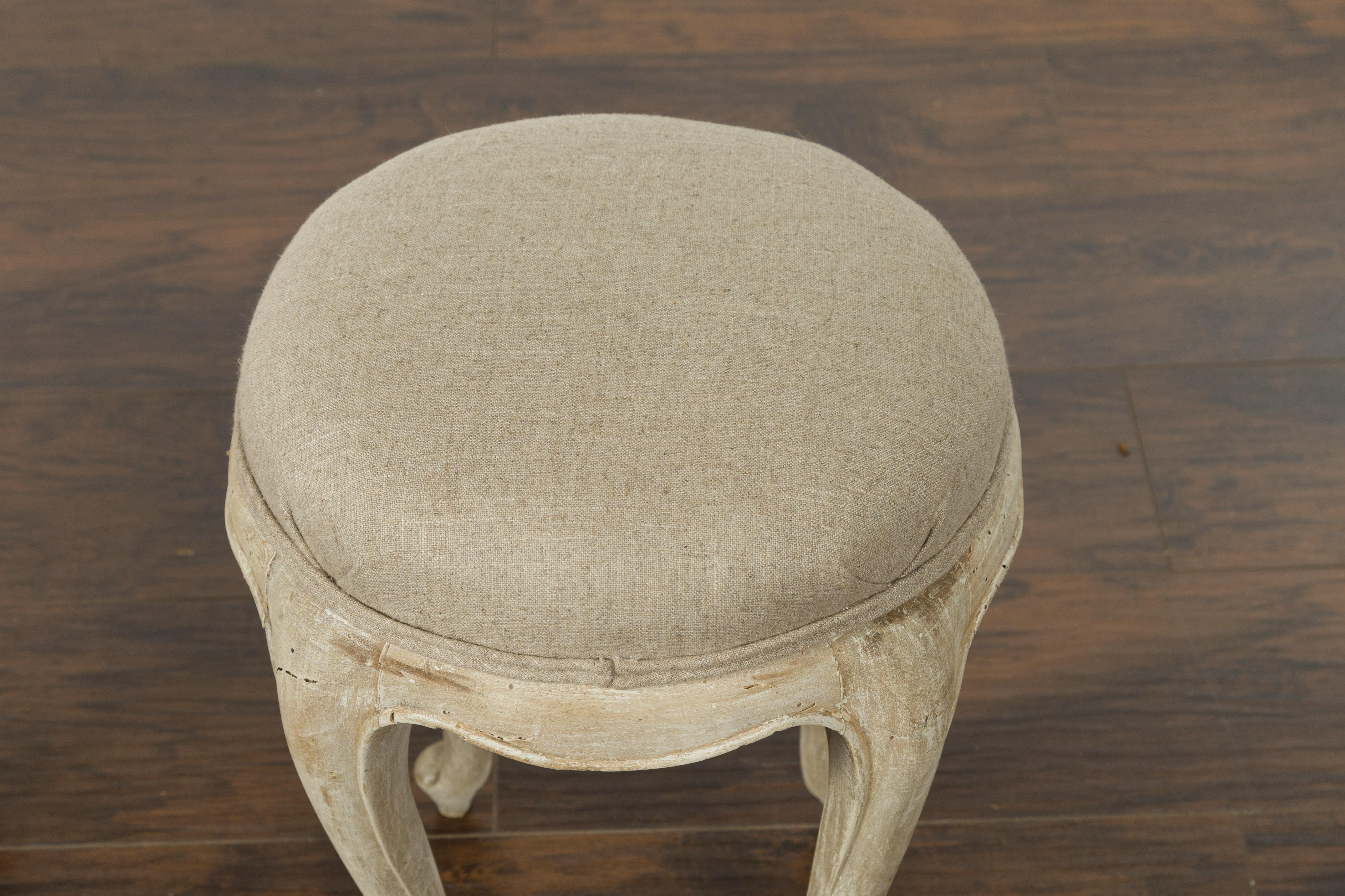 Blanchi Paire de tabourets français du milieu du siècle en noyer avec pieds cabriole et nouveau tissu d'ameublement en vente