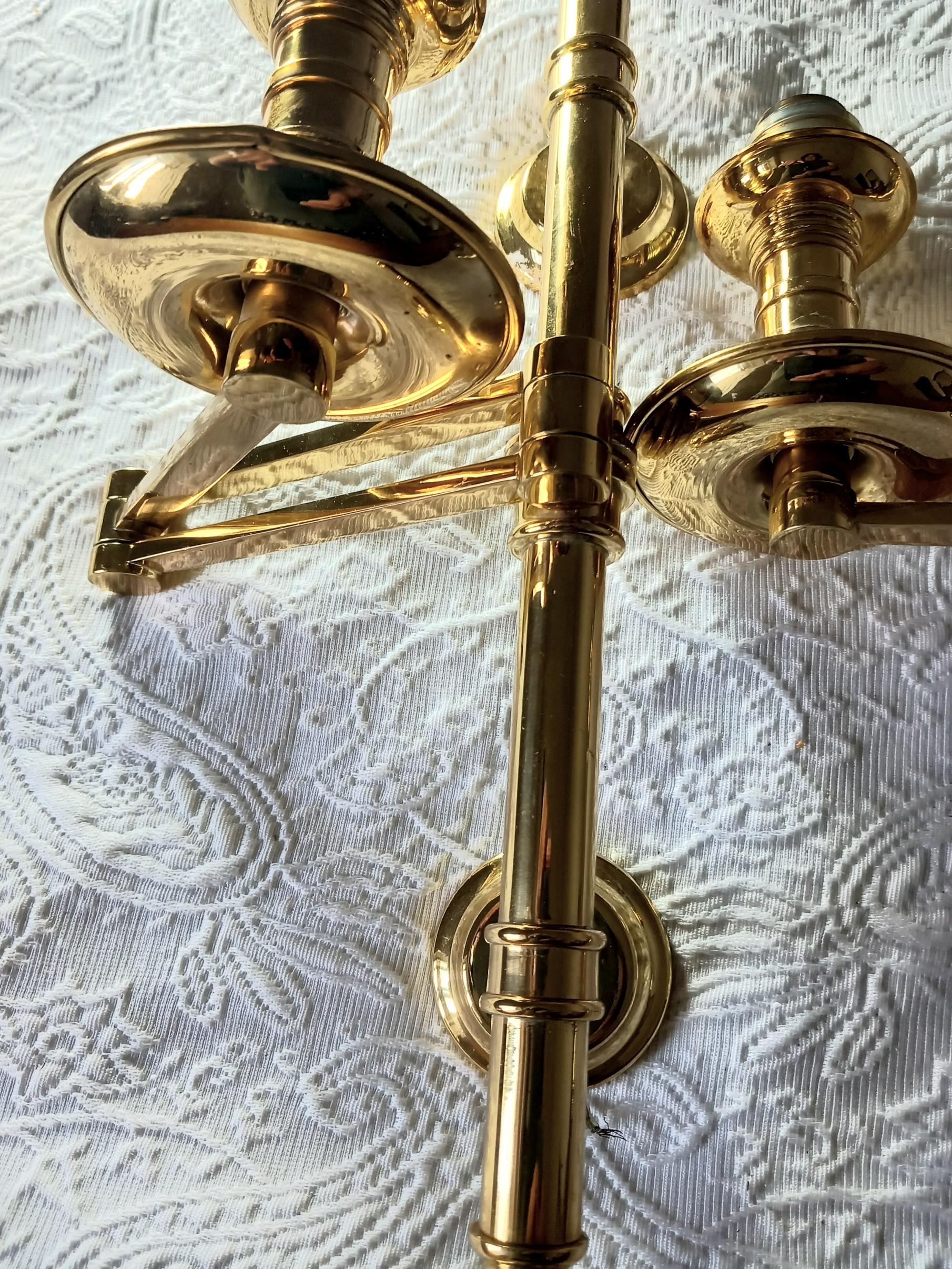 Pair of foldable brass wall sconces brass Like news.
Perfect gold, They are in perfect condition,
Good quality
Mid-Century Modern lighting in brass. Pair of wall lamps or sconces, folding brass
They are ideal lamps for bedside tables or even in a