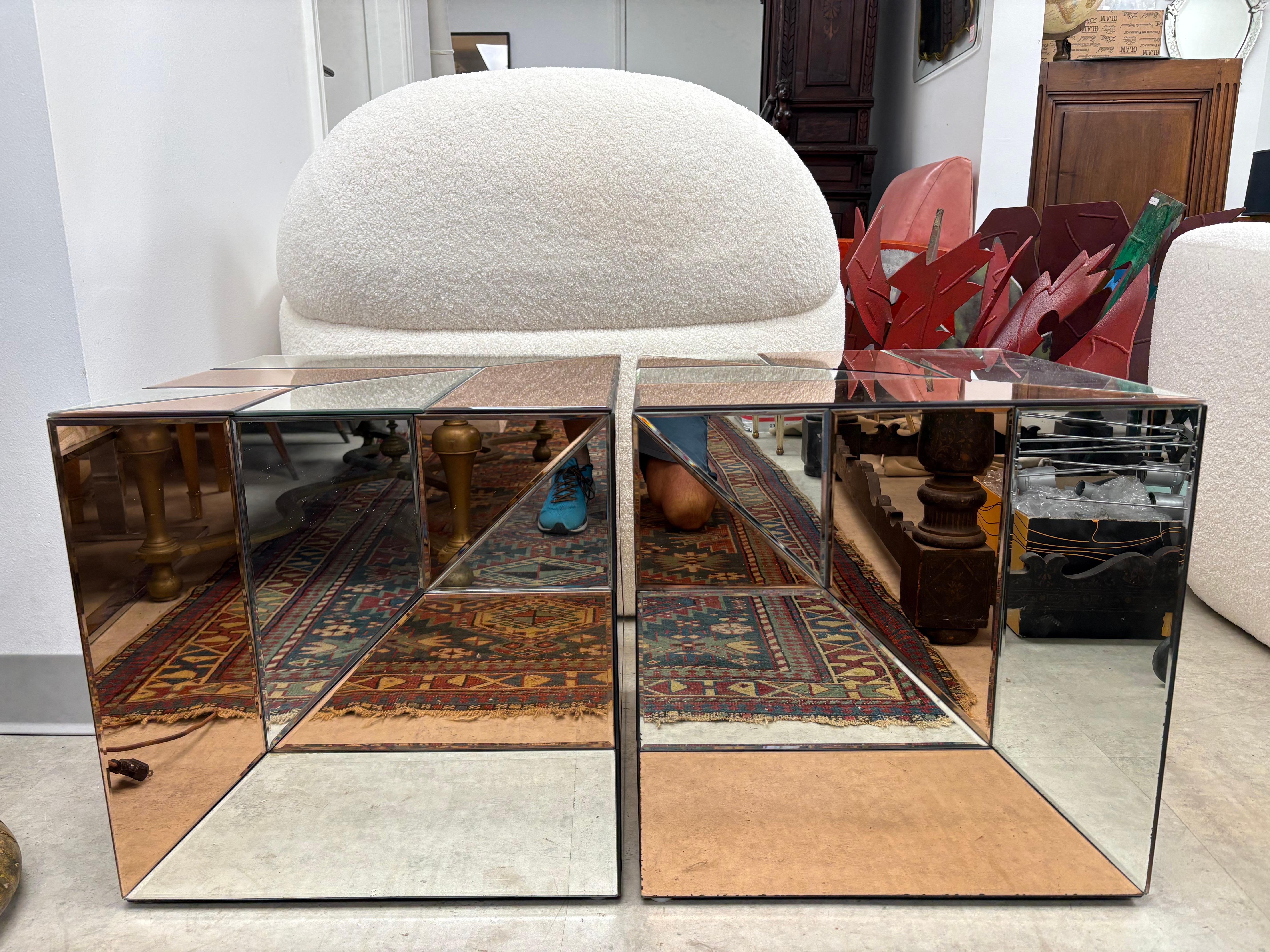 Art déco Paire de tables cubiques modernes à miroir en vente