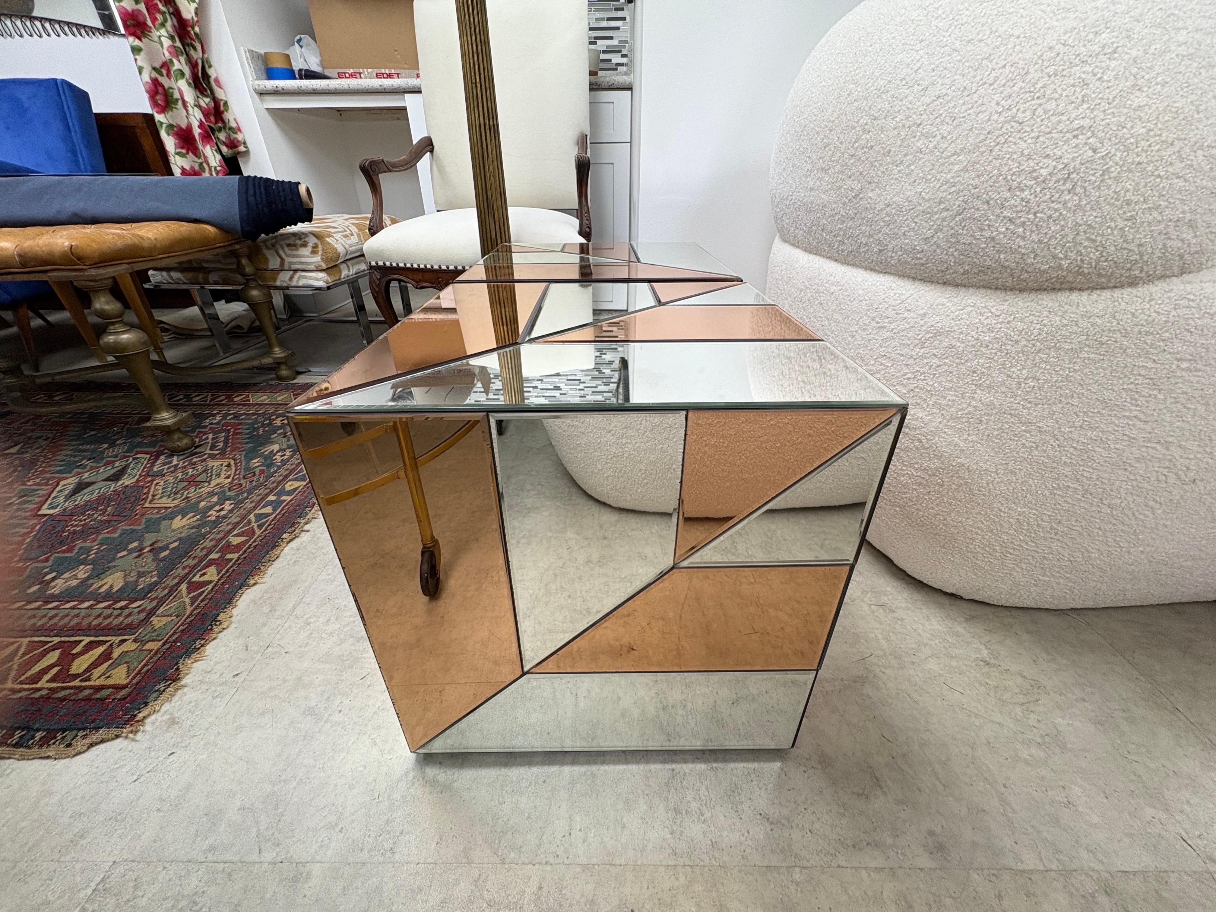Français Paire de tables cubiques modernes à miroir en vente