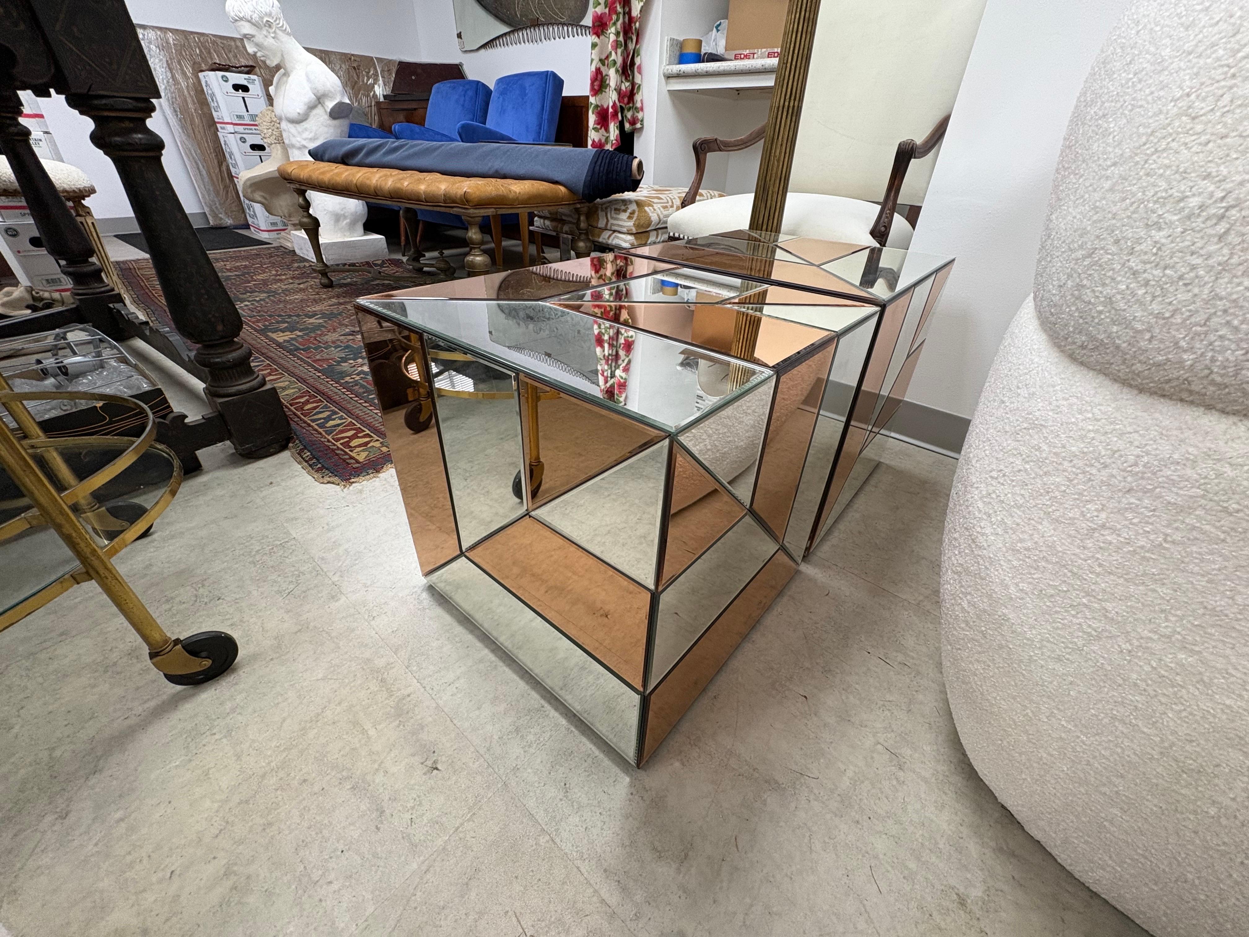 Paire de tables cubiques modernes à miroir Bon état - En vente à Houston, TX