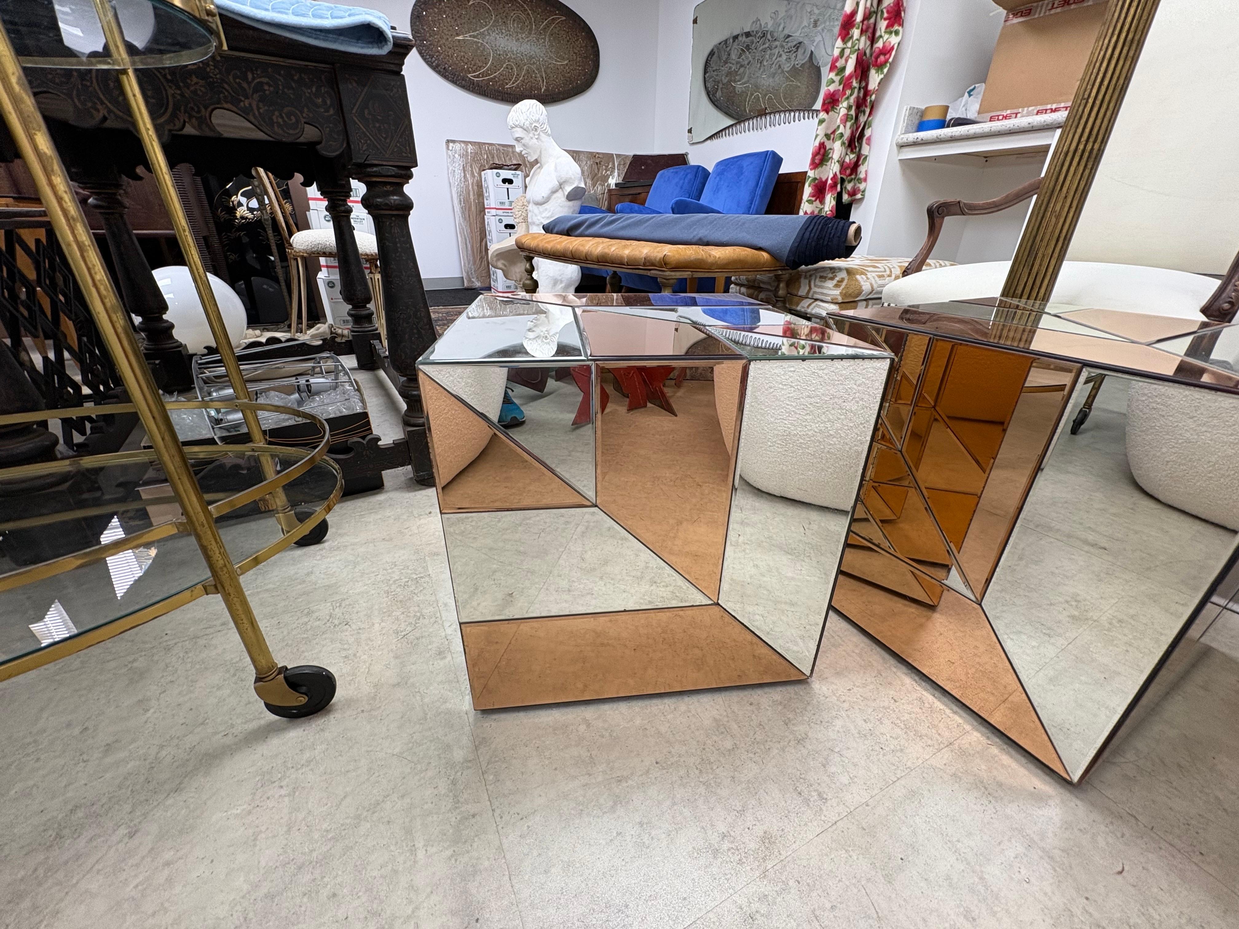 Fin du 20e siècle Paire de tables cubiques modernes à miroir en vente