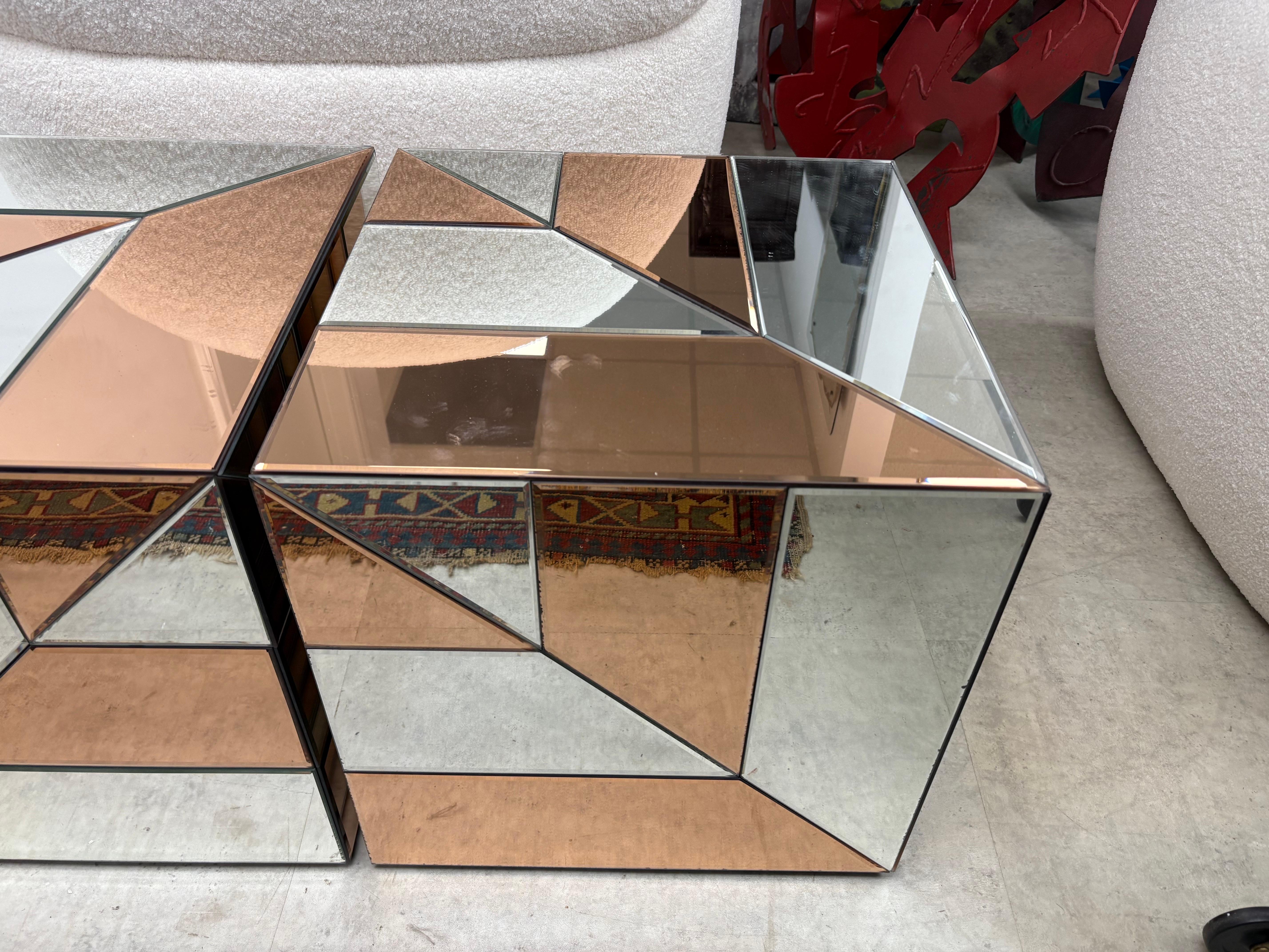 Miroir Paire de tables cubiques modernes à miroir en vente