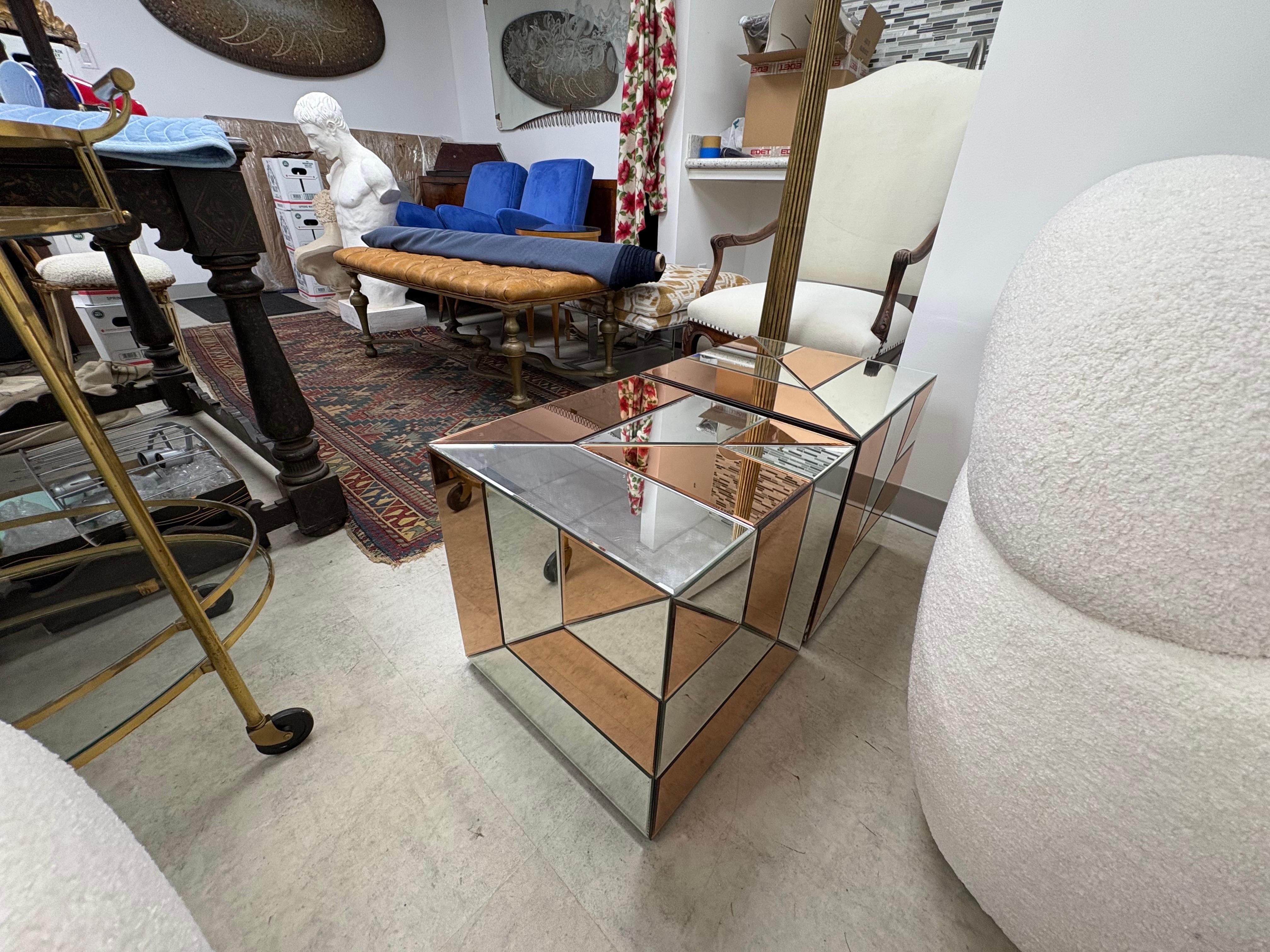 Paire de tables cubiques modernes à miroir en vente 1