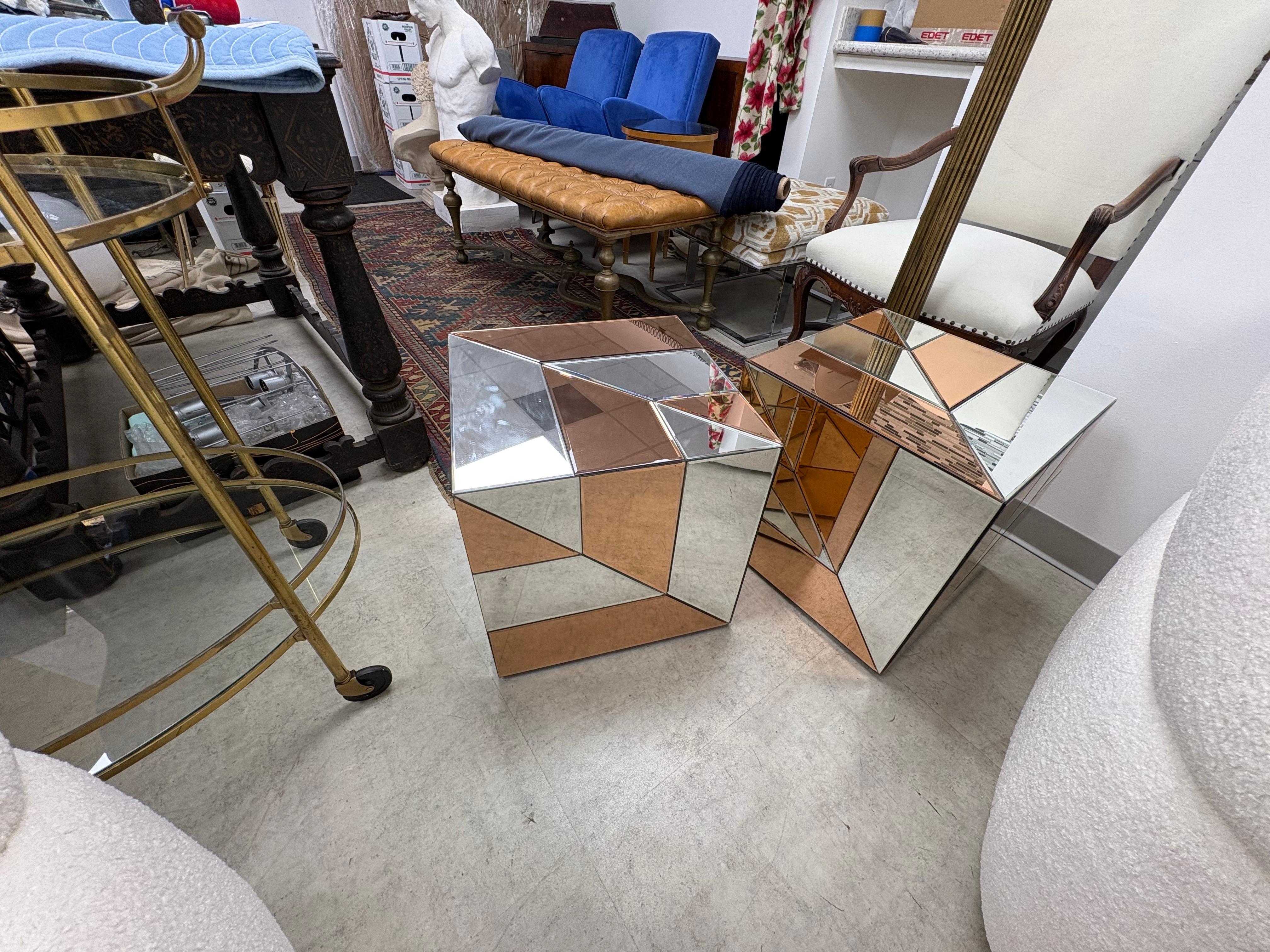 Paire de tables cubiques modernes à miroir en vente 2