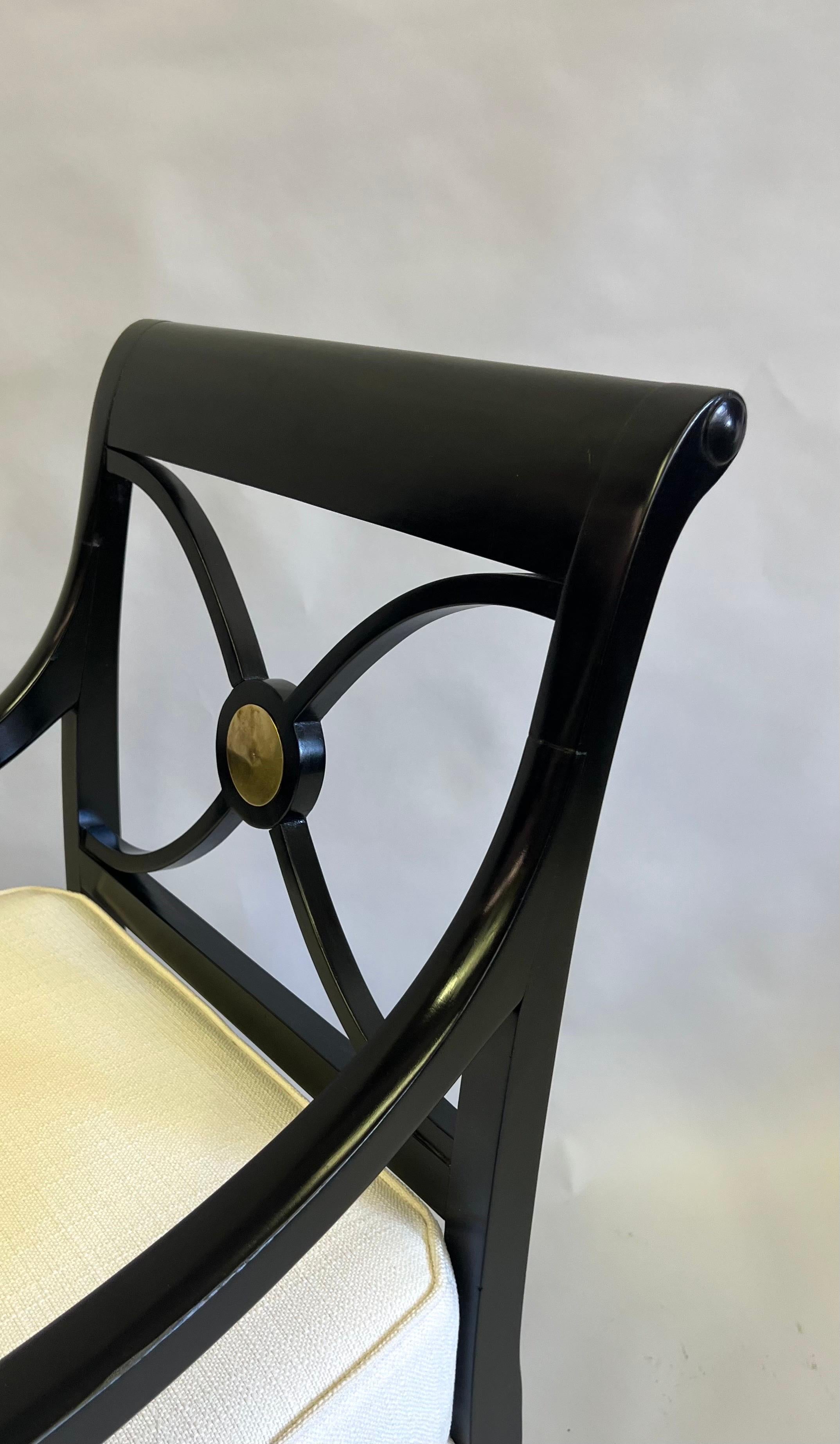 Paire de fauteuils/chaises longues néoclassiques de style français moderne par Maison Jansen  en vente 1