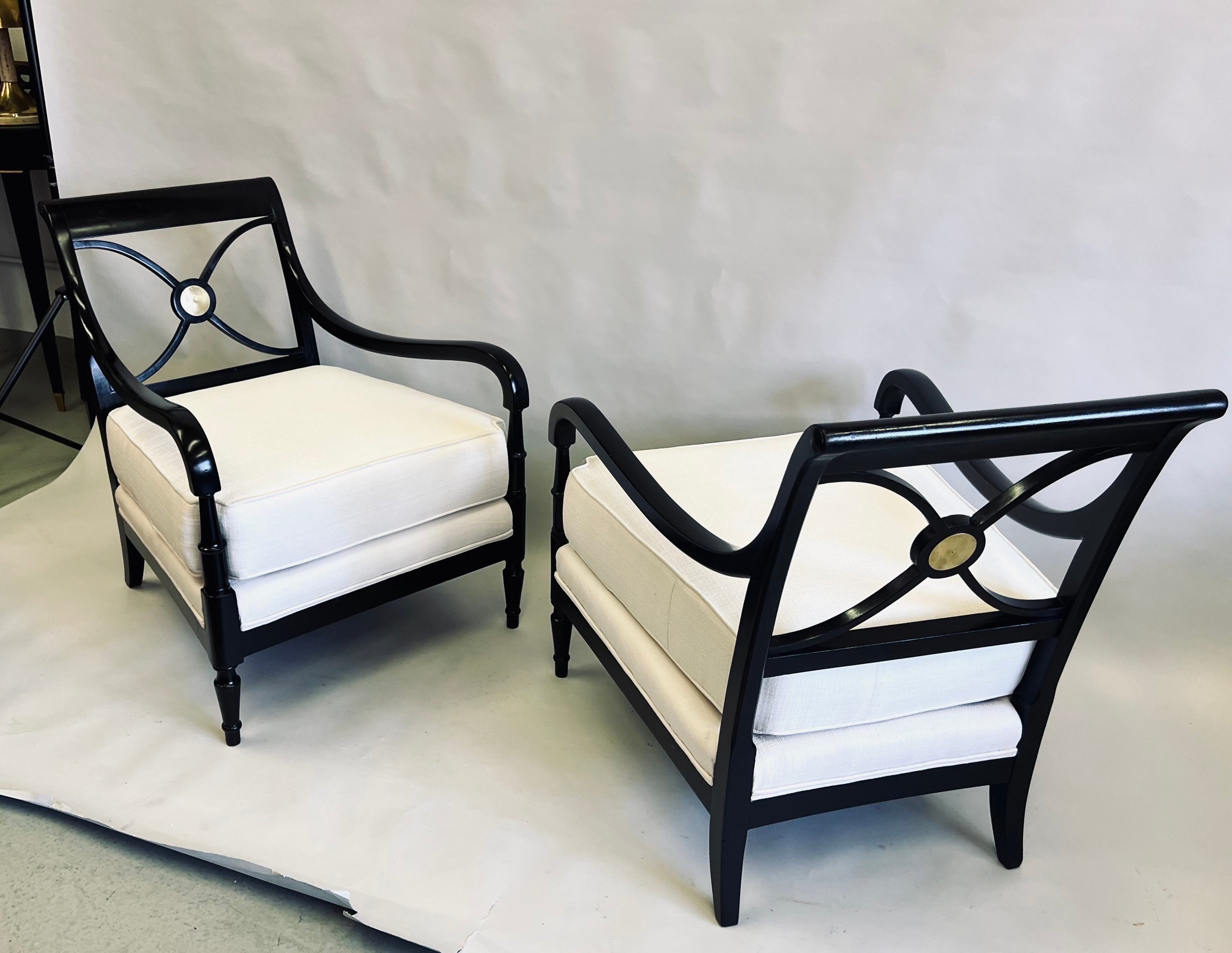Paire de fauteuils/chaises longues néoclassiques de style français moderne par Maison Jansen 