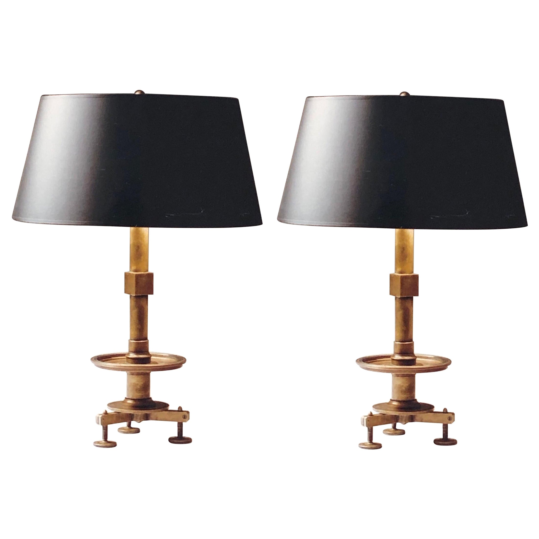 Coppia di lampade da tavolo neoclassiche francesi in ottone e acciaio in stile industriale