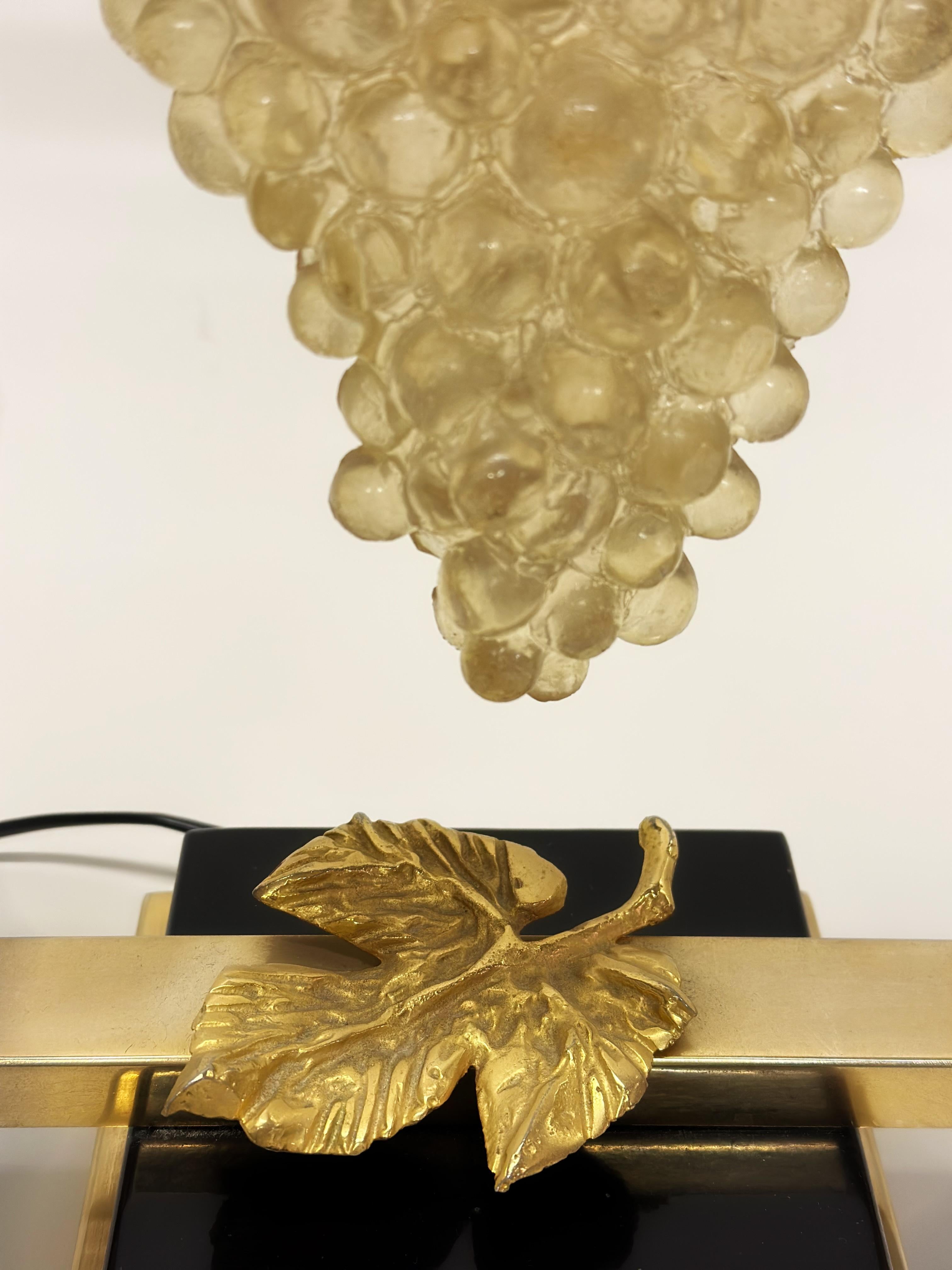 Pareja de lámparas de mesa neoclásicas modernas francesas de cristal y latón de Maison Charles en venta 3