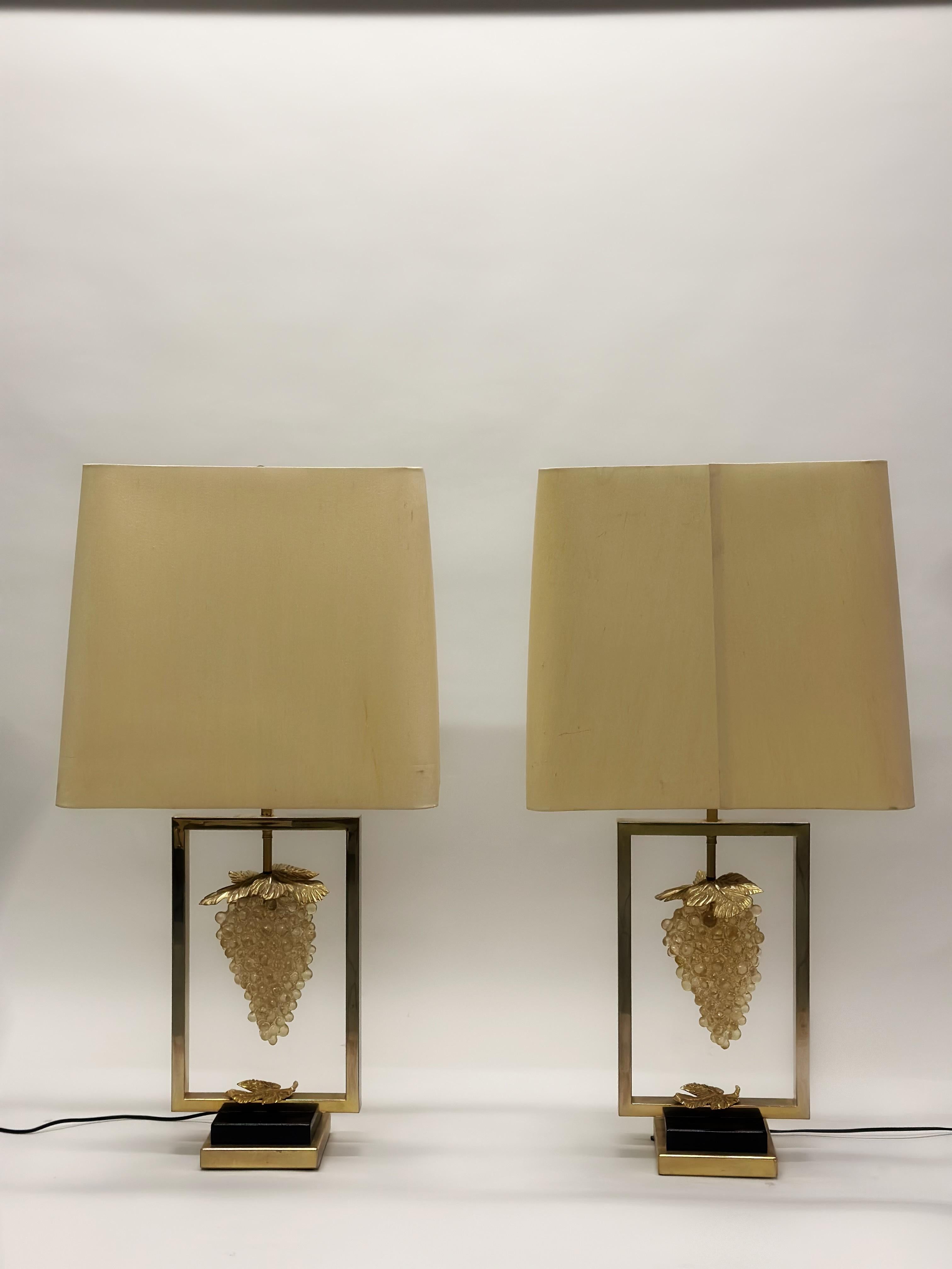 Rara, elegante y amplia pareja de lámparas de sobremesa francesas de cristal y latón de mediados de siglo, de Maison Charles, entre 1950 y 1970. Estas lámparas reflejan el espíritu neoclásico moderno con su uso de materiales refinados centrados en