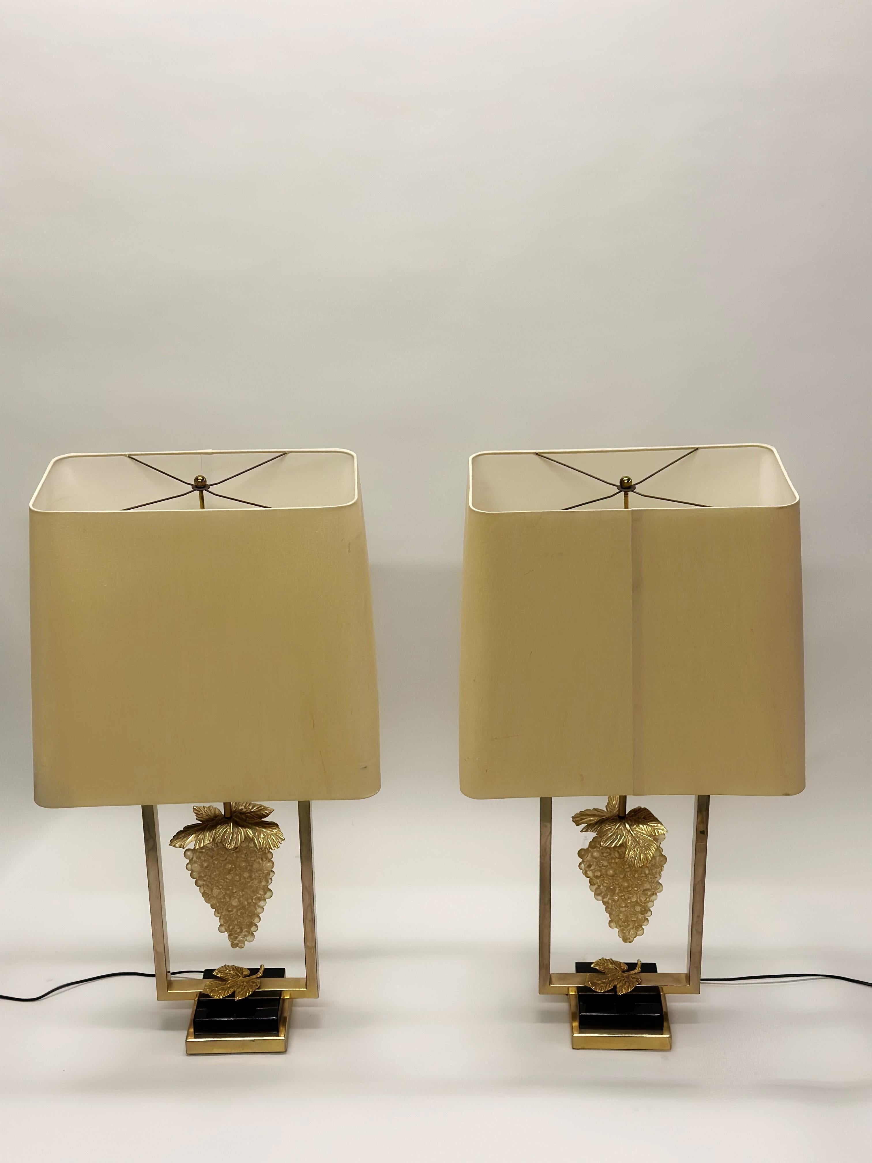 Pareja de lámparas de mesa neoclásicas modernas francesas de cristal y latón de Maison Charles Moderno de mediados de siglo en venta