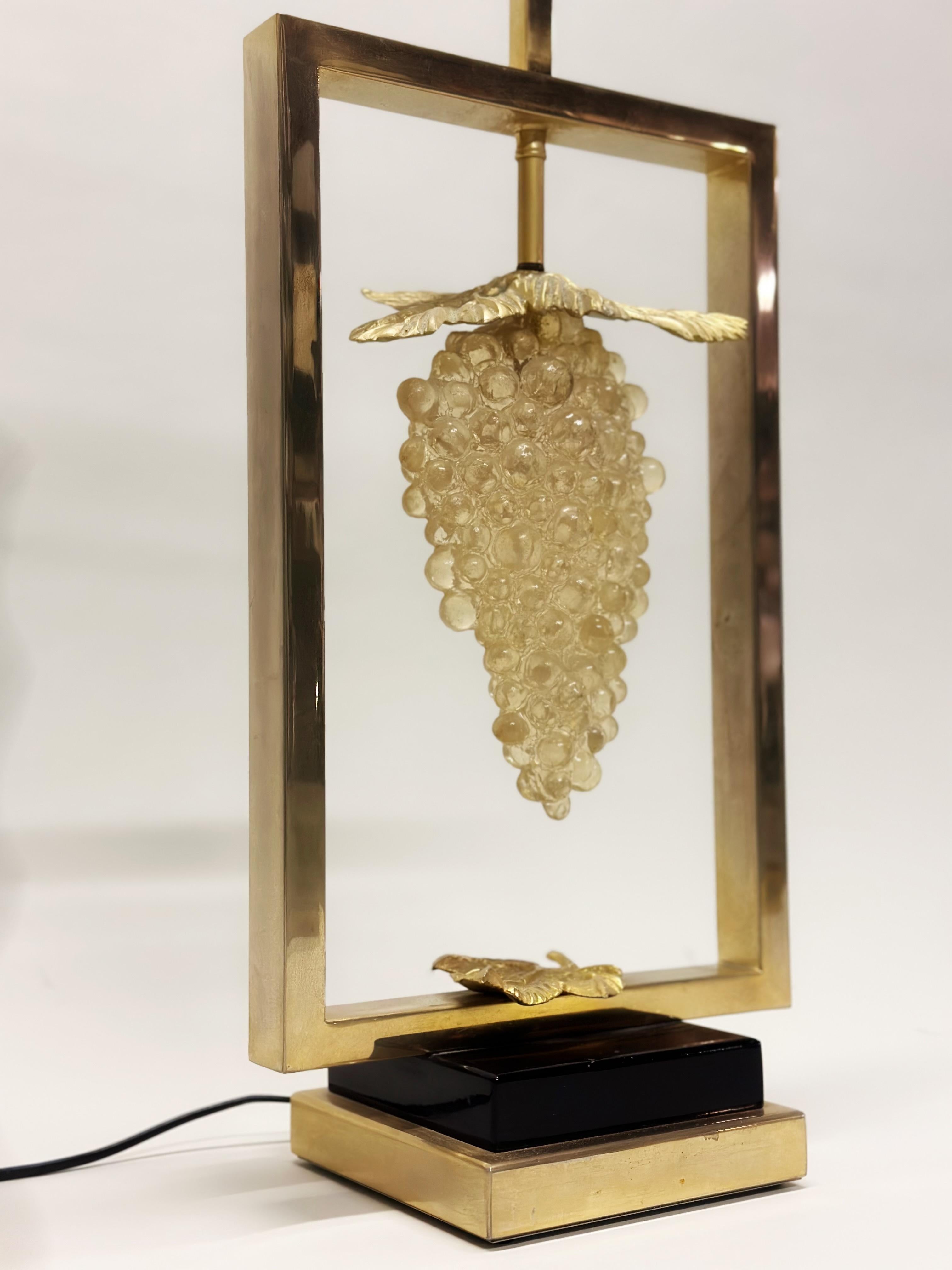 Pareja de lámparas de mesa neoclásicas modernas francesas de cristal y latón de Maison Charles en venta 1