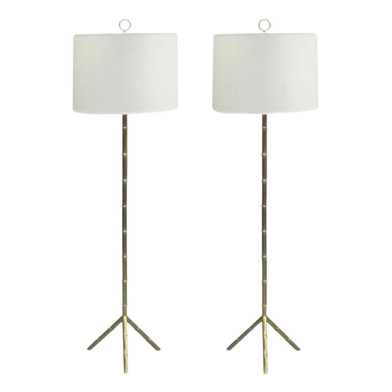 Coppia di lampade da terra moderne neoclassiche francesi in finto bambù, Jacques Adnet