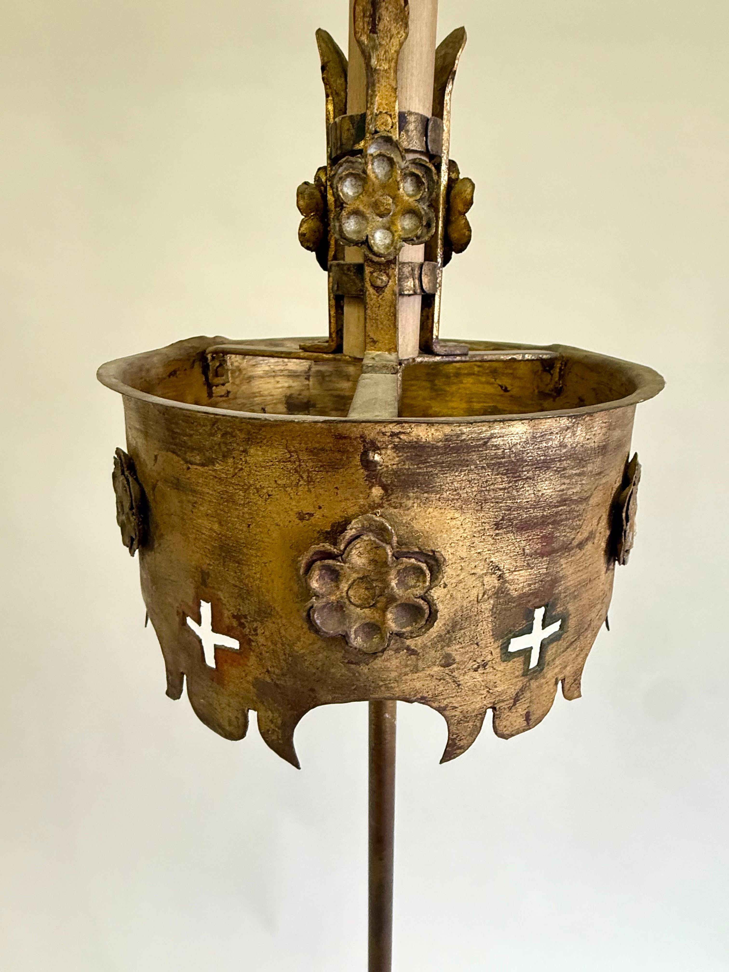 Paire de lampadaires néoclassiques français en fer doré, Gilbert Poillerat 1940 en vente 3