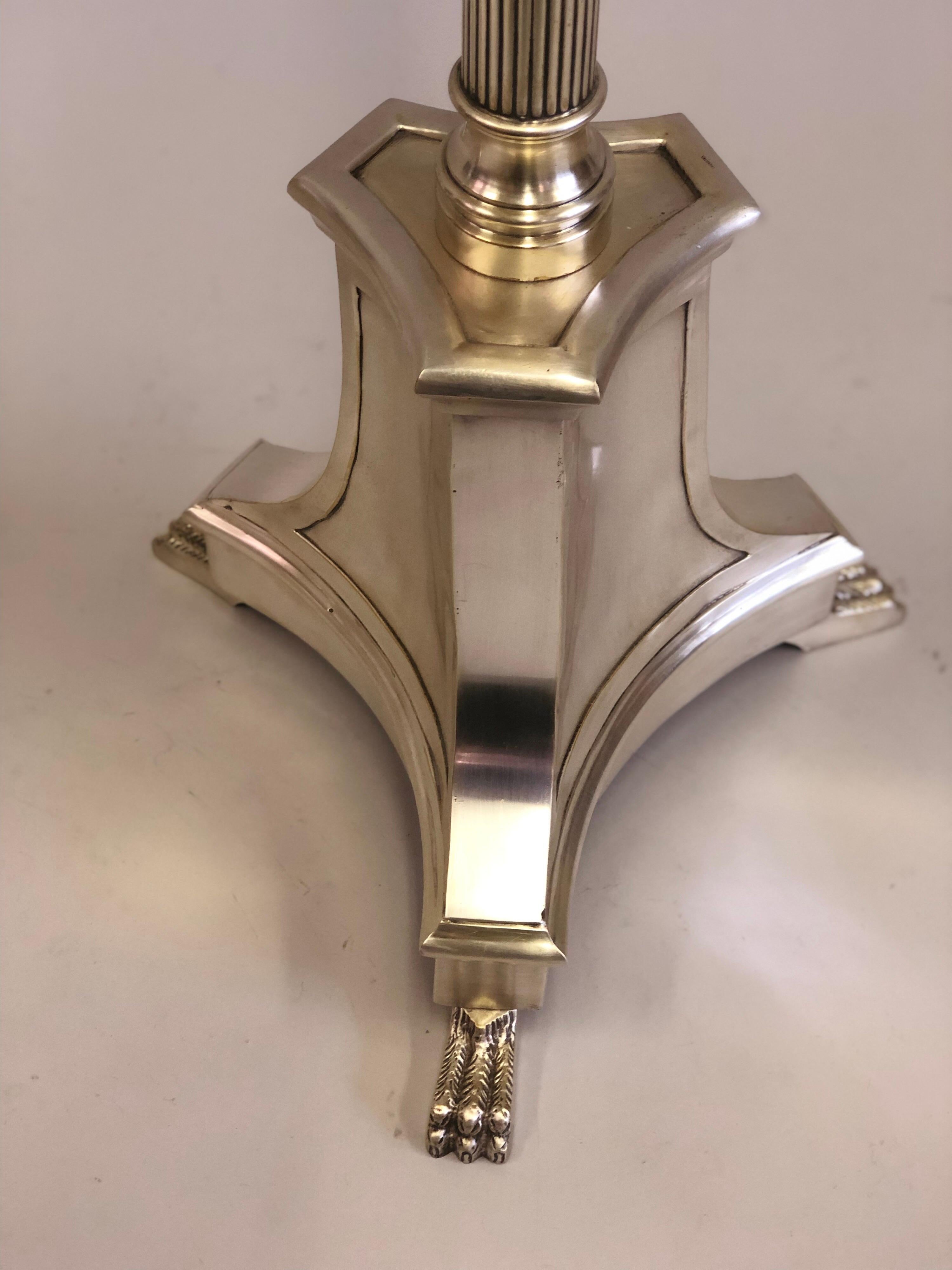 Coppia di lampade da terra neoclassiche moderne francesi in argento attribuite ad Andre Arbus, 1935 in vendita 7