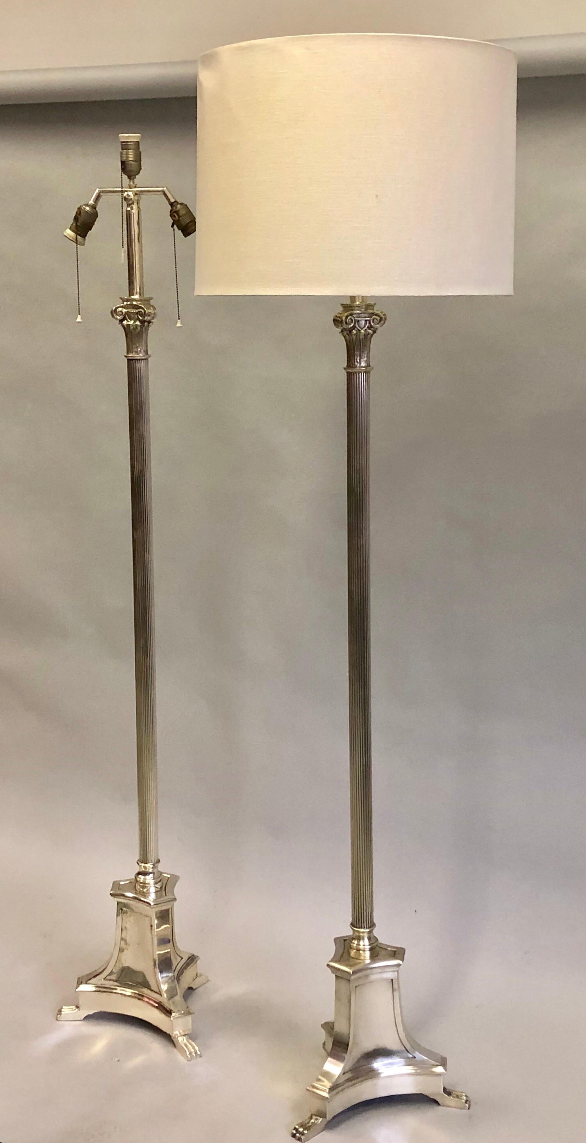 Seltenes Paar französischer Stehlampen aus neoklassischem Silber aus der Jahrhundertmitte, Andre Arbus zugeschrieben, um 1930-1940. 

Die ikonischen Stehlampen stehen auf einem dreieckigen Sockel mit 3 Klauenfüßen, jeder Fuß mit 3 Ziffern. Der