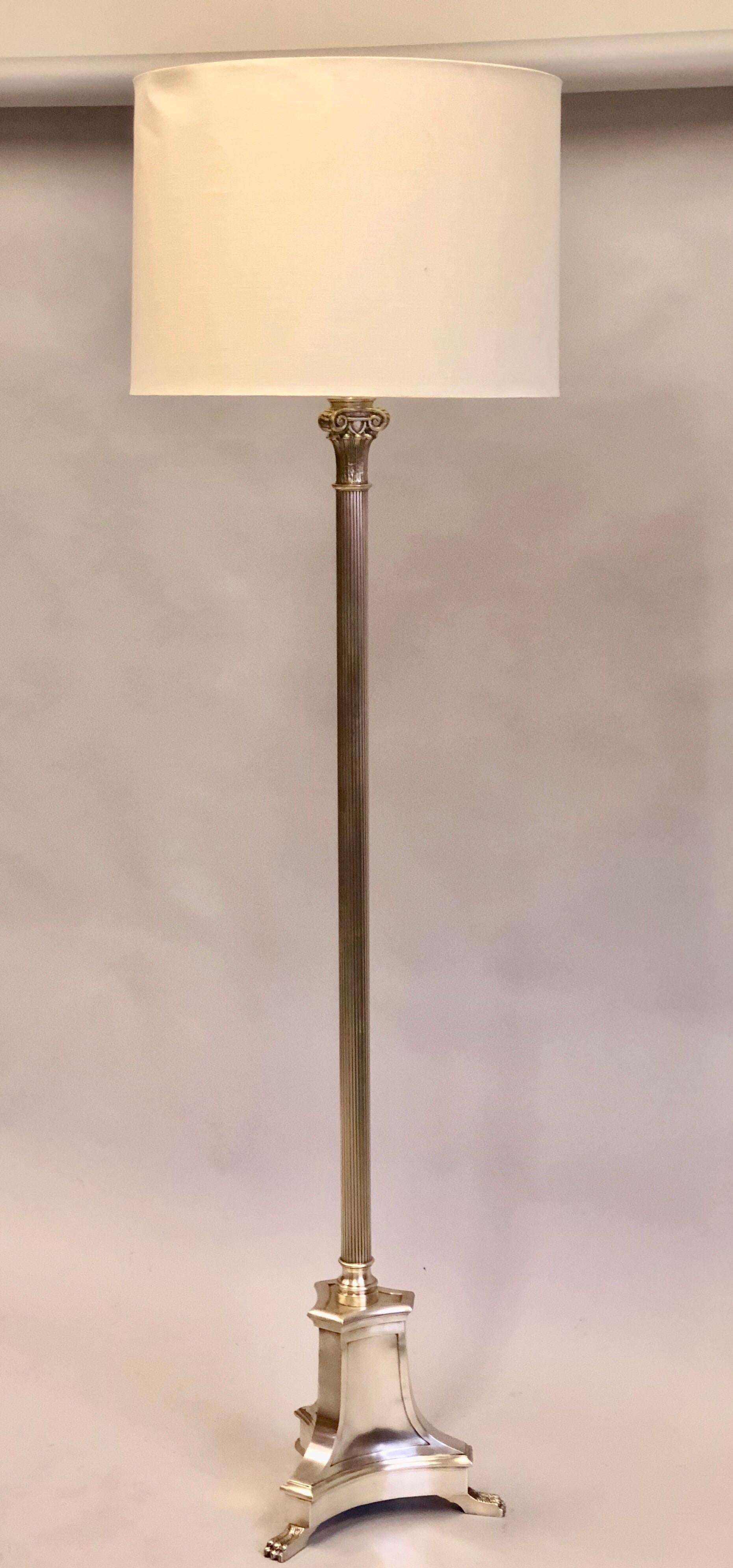 Rara coppia di lampade da terra neoclassiche francesi della metà del secolo, attribuite ad Andre Arbus, Francia, circa 1930-1940. Le iconiche lampade standard sono sostenute da una base triangolare con 3 piedi ad artiglio, ogni piede con 3 cifre. Il