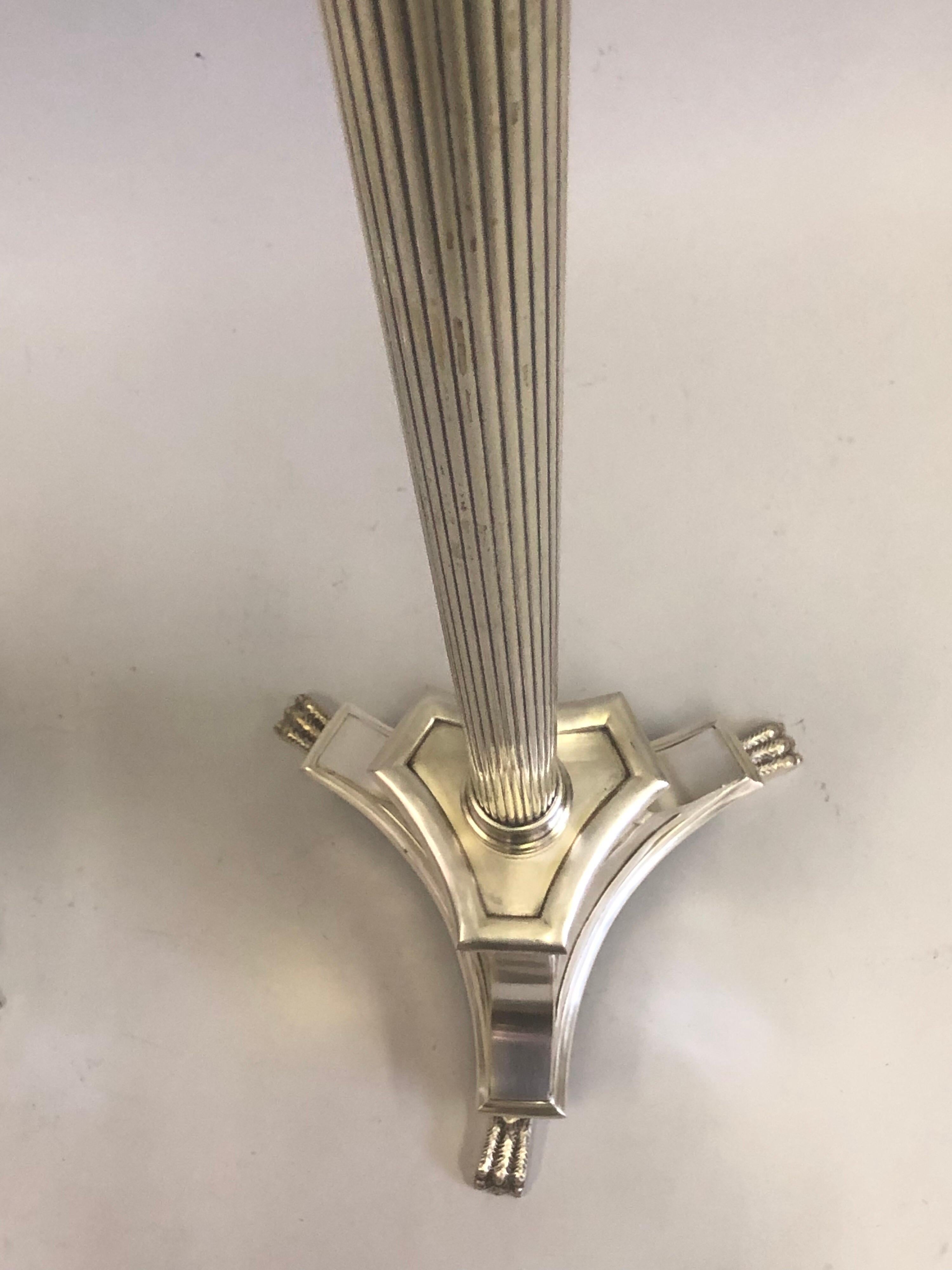 Fatto a mano Coppia di lampade da terra neoclassiche moderne francesi in argento attribuite ad Andre Arbus, 1935 in vendita