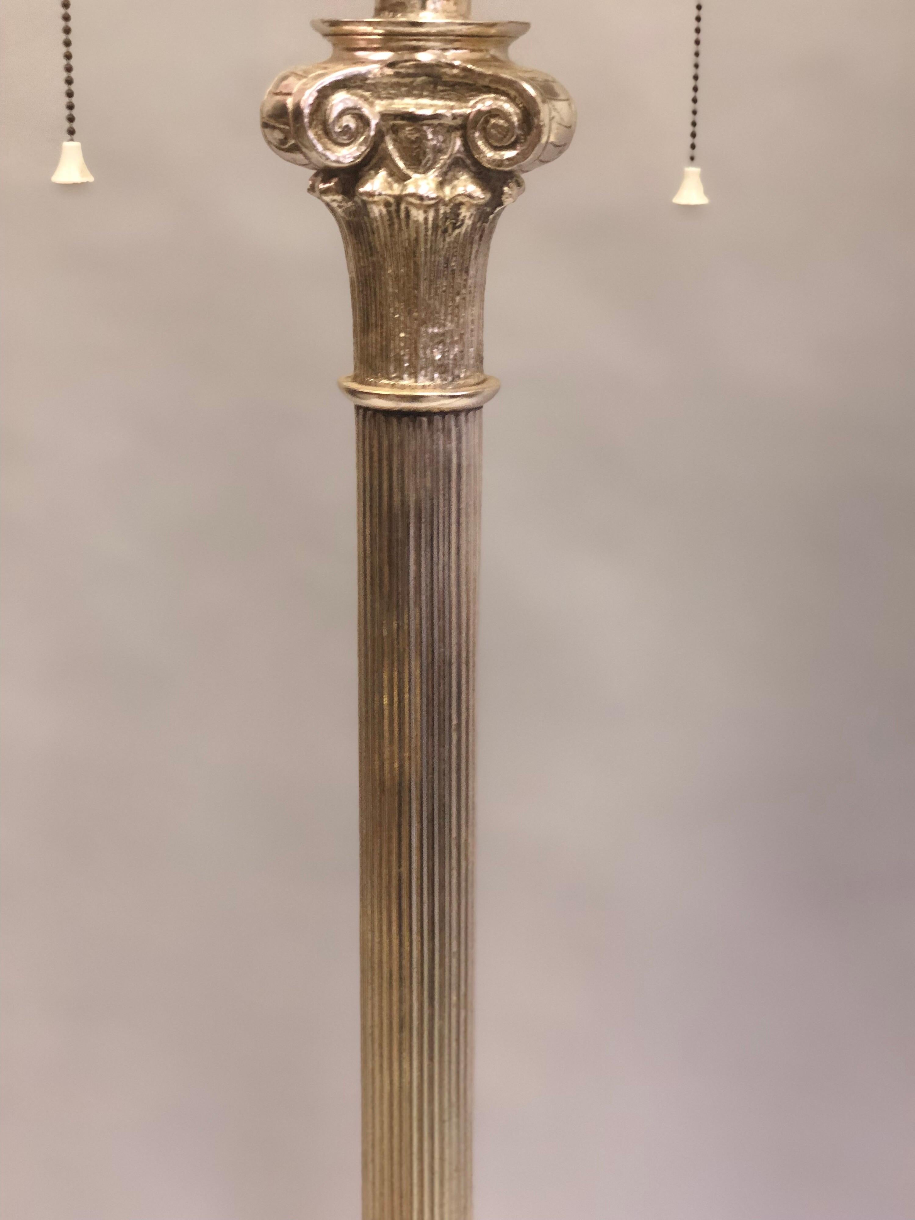 Moderne neoklassizistische Stehlampen aus Silber, Andre Arbus zugeschrieben, 1935, Paar im Angebot 1