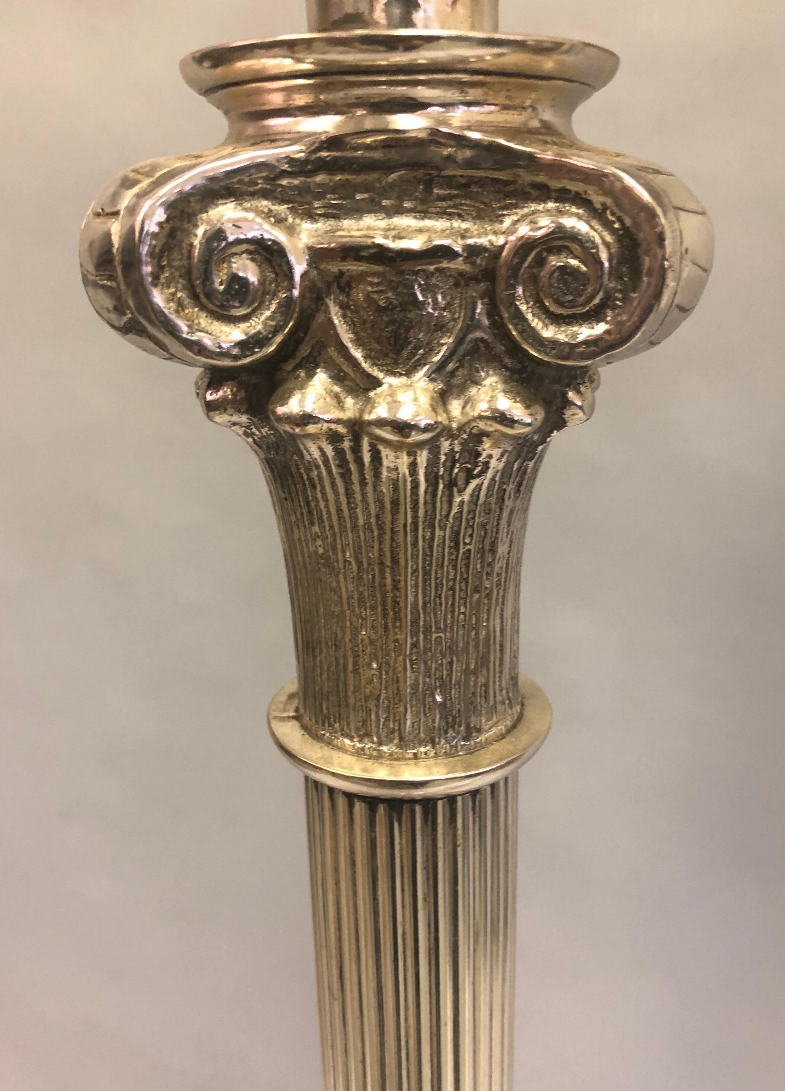 Placcato argento Coppia di lampade da terra neoclassiche moderne francesi in argento attribuite ad Andre Arbus, 1935 in vendita
