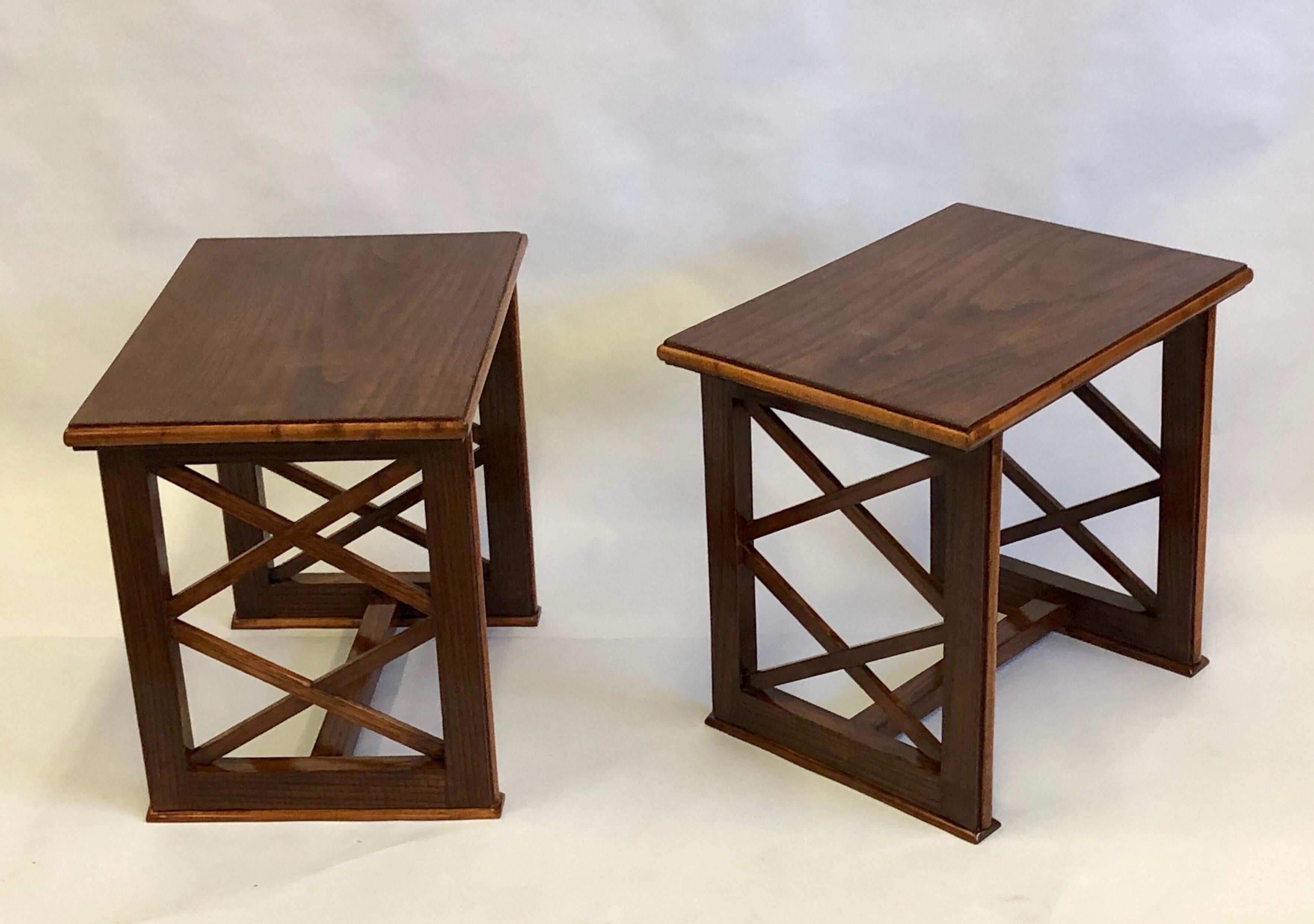 Paar französische moderne neoklassizistische Holz-Beistelltische im neoklassischen Stil, Andre Arbus (Französisch)