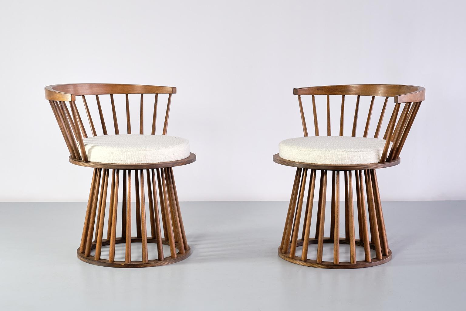Mid-Century Modern Pair of French Modern Spindle Chairs in Oak and White Bouclé Fabric, 1950s