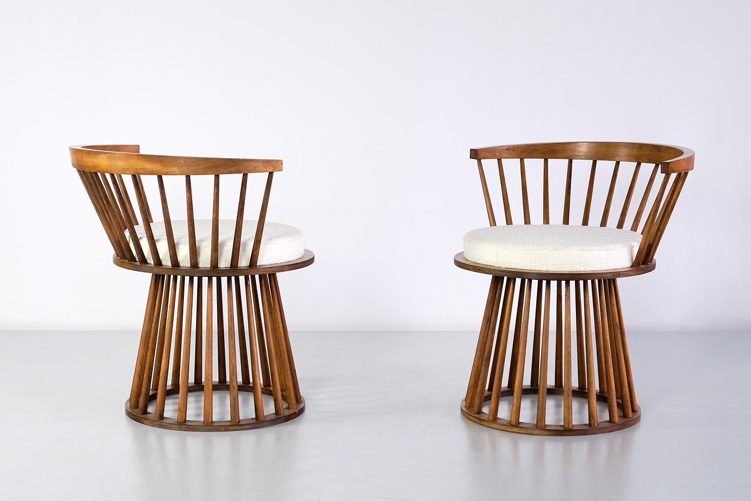 Pair of French Modern Spindle Chairs in Oak and White Bouclé Fabric, 1950s In Good Condition In The Hague, NL