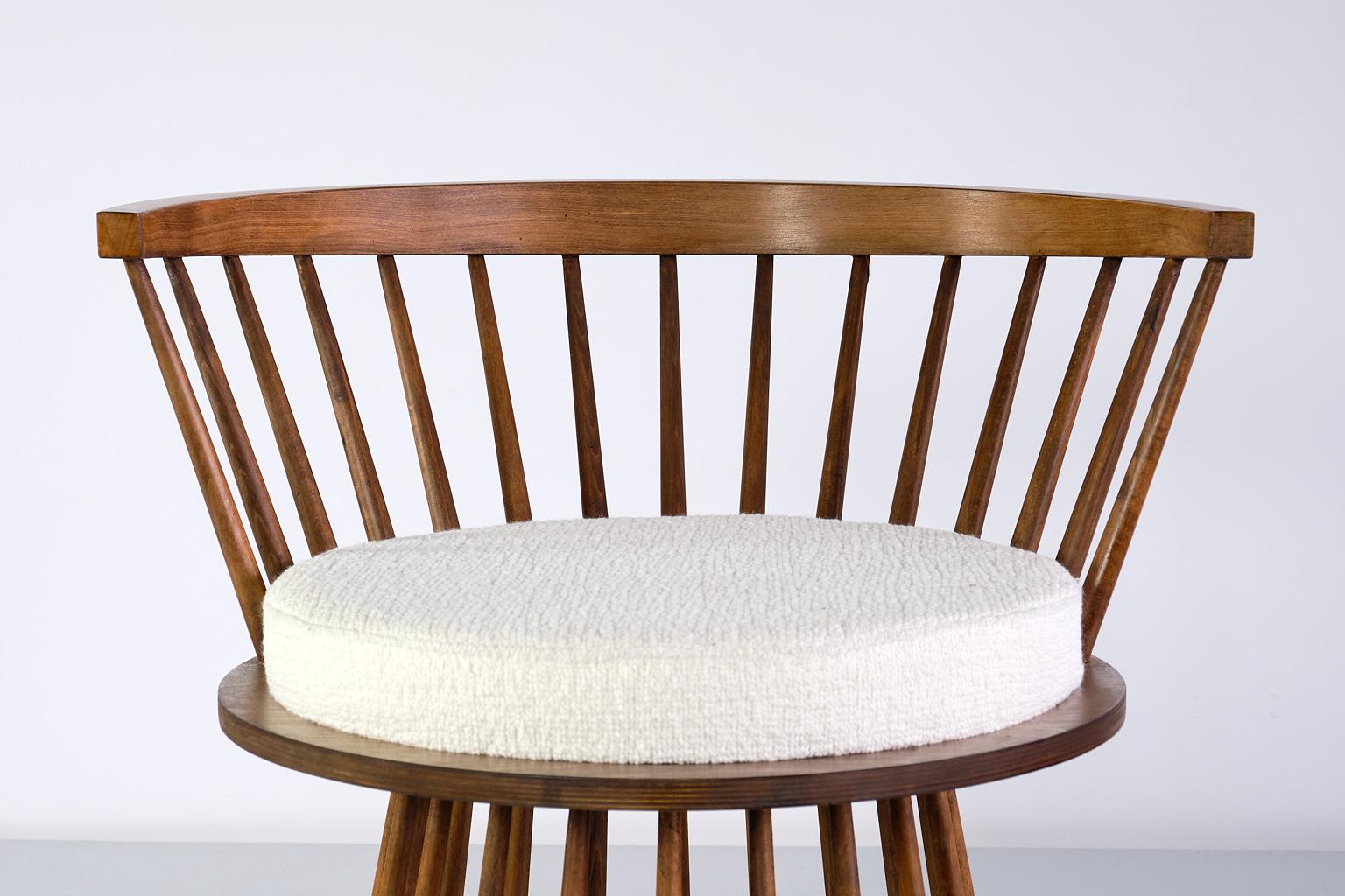 Pair of French Modern Spindle Chairs in Oak and White Bouclé Fabric, 1950s 1
