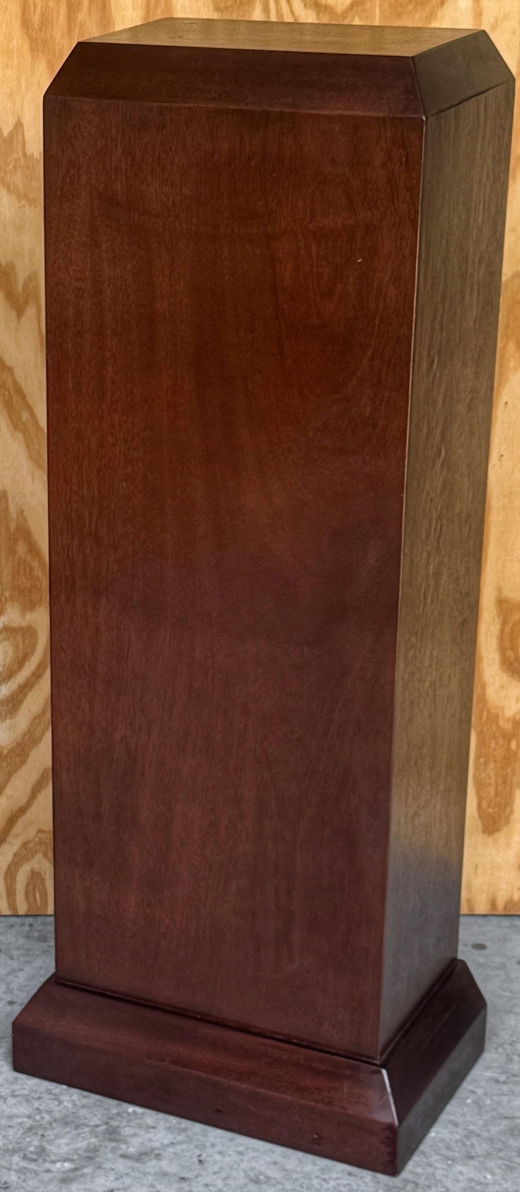 Pareja de pedestales franceses de caoba de estilo moderno Tallado en venta