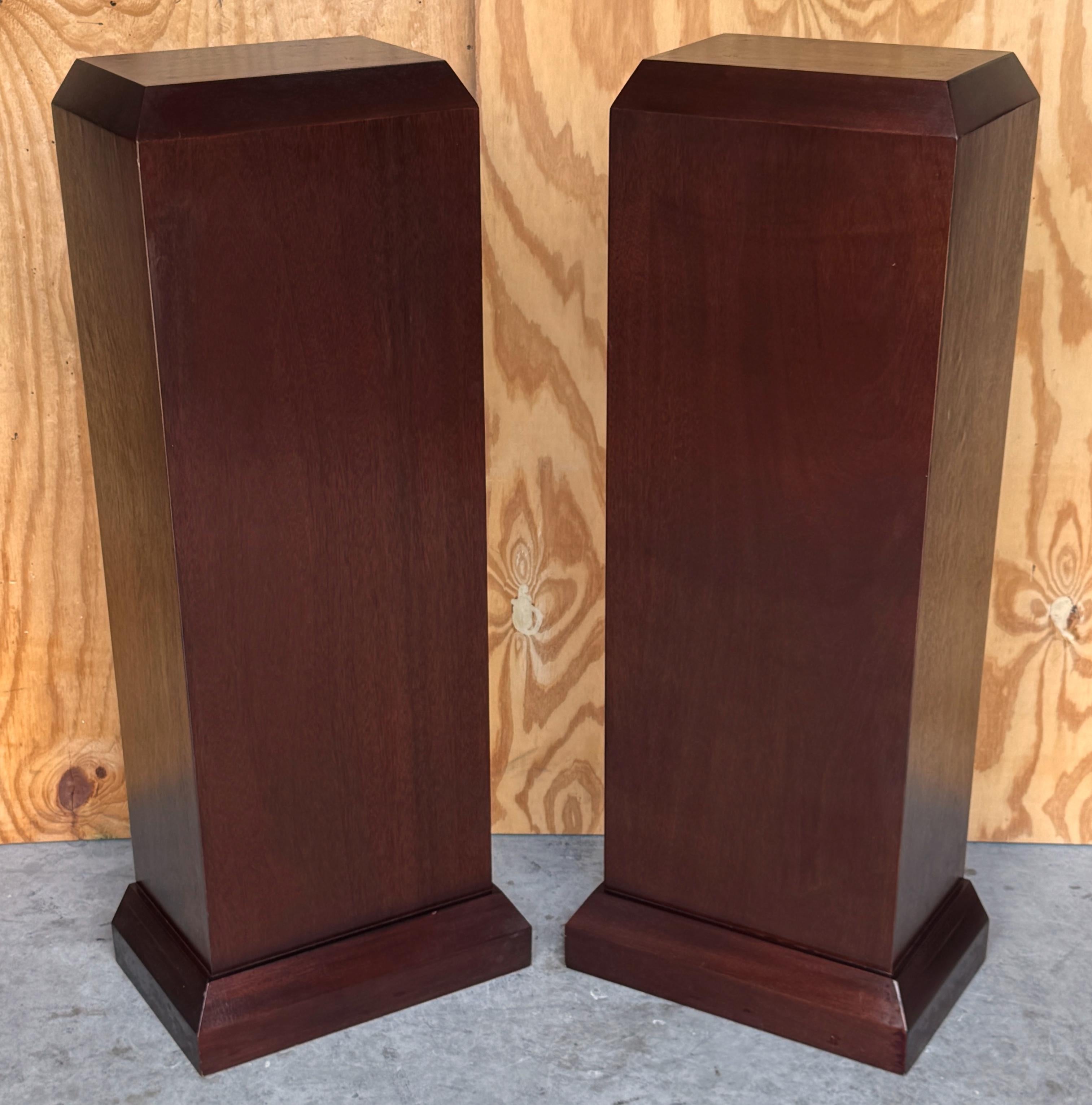 Pareja de pedestales franceses de caoba de estilo moderno siglo XX en venta