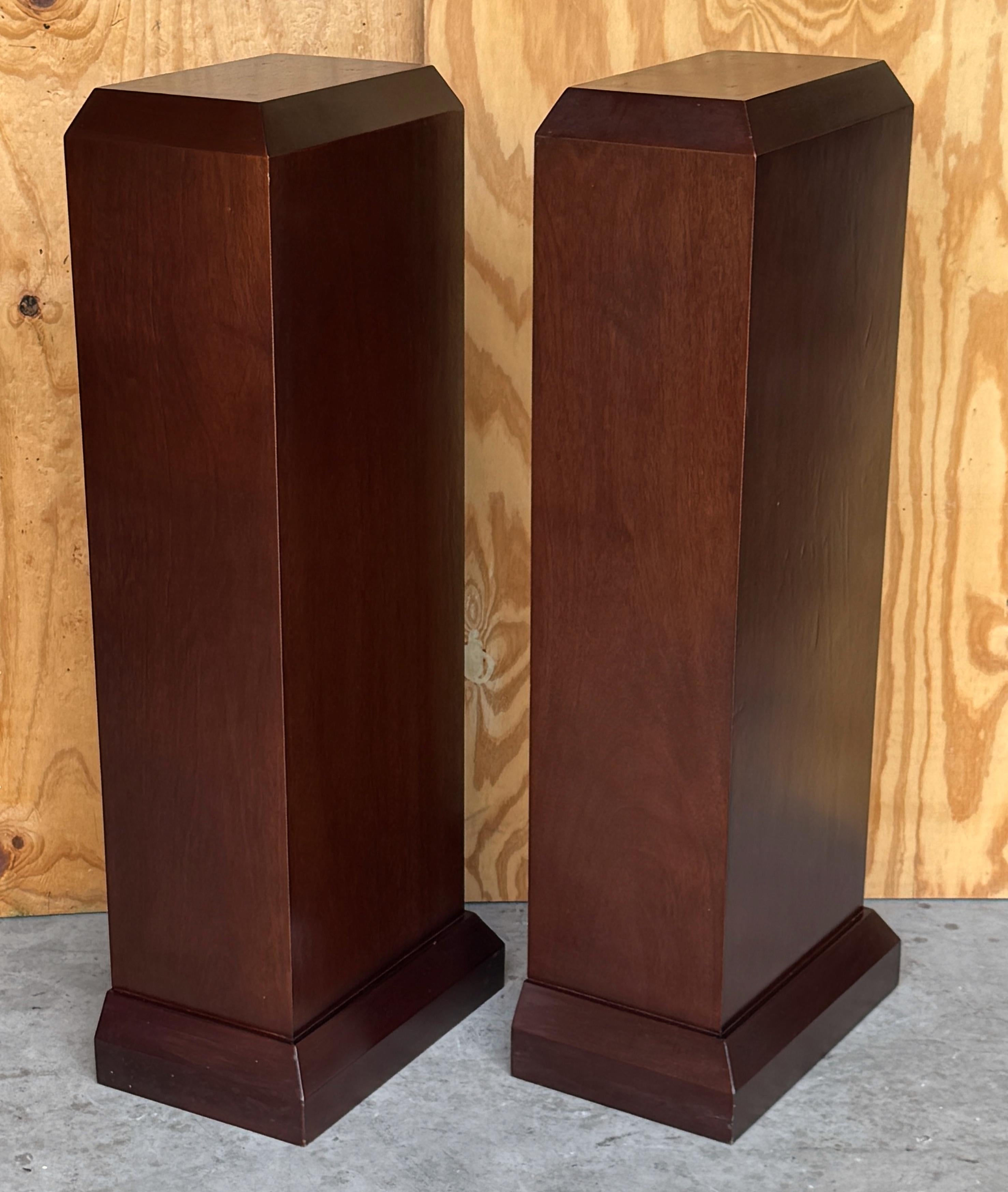 Pareja de pedestales franceses de caoba de estilo moderno Caoba en venta