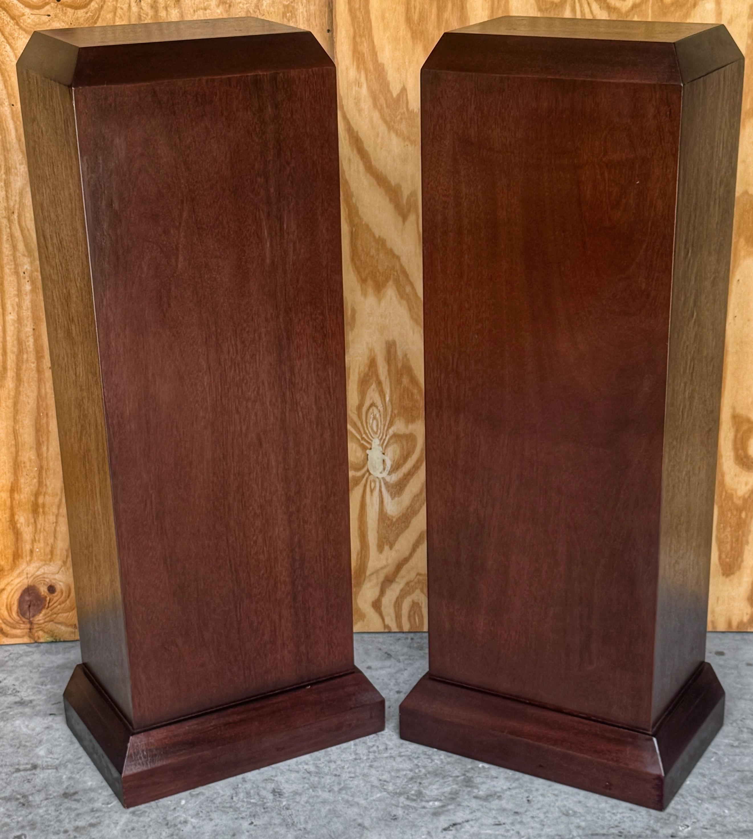 Pareja de pedestales franceses de caoba de estilo moderno en venta 1