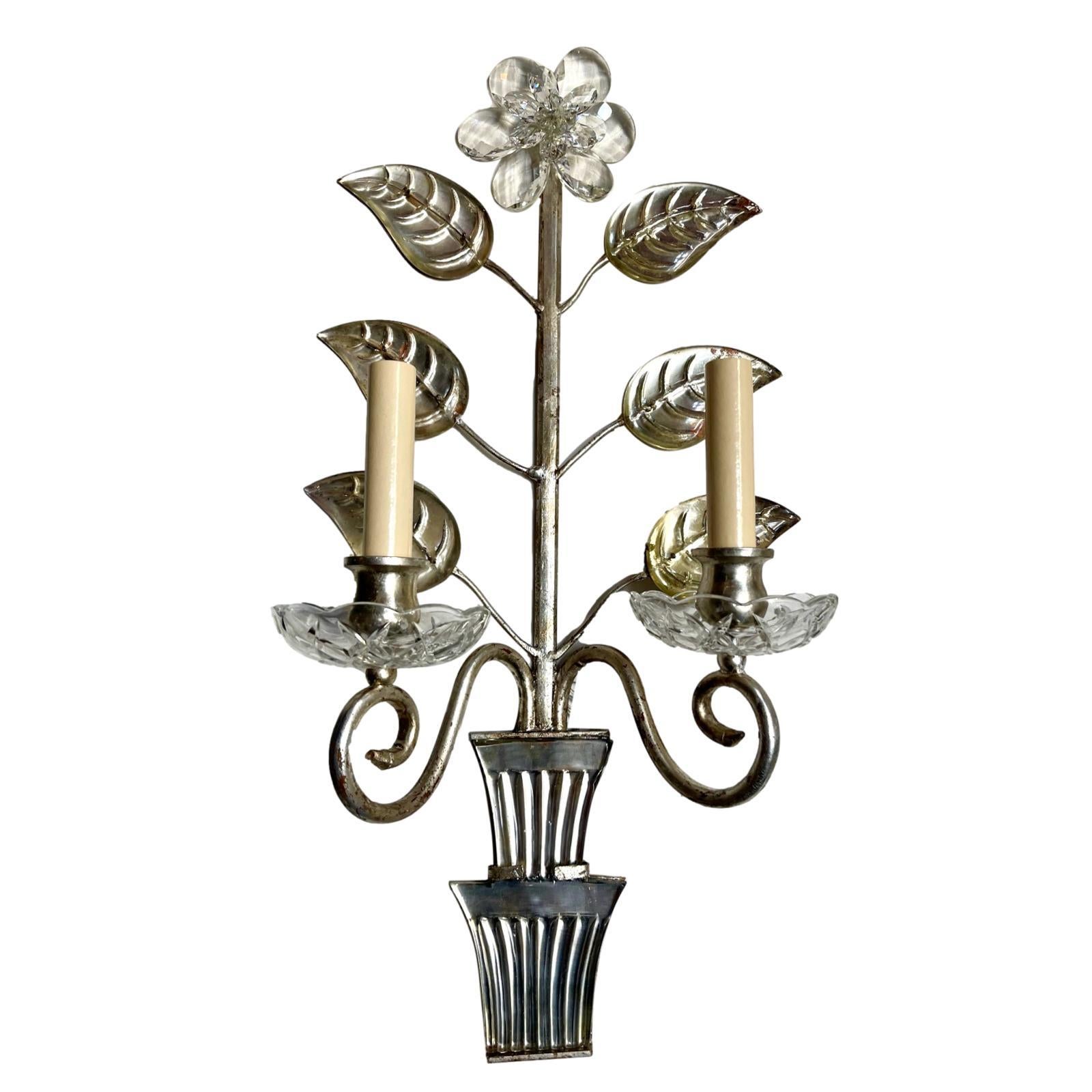 Paire d'appliques françaises des années 1960 à deux bras de lumière argentés avec feuilles en verre moulé et miroir et fleurs en cristal.

Mesures :
Hauteur : 22