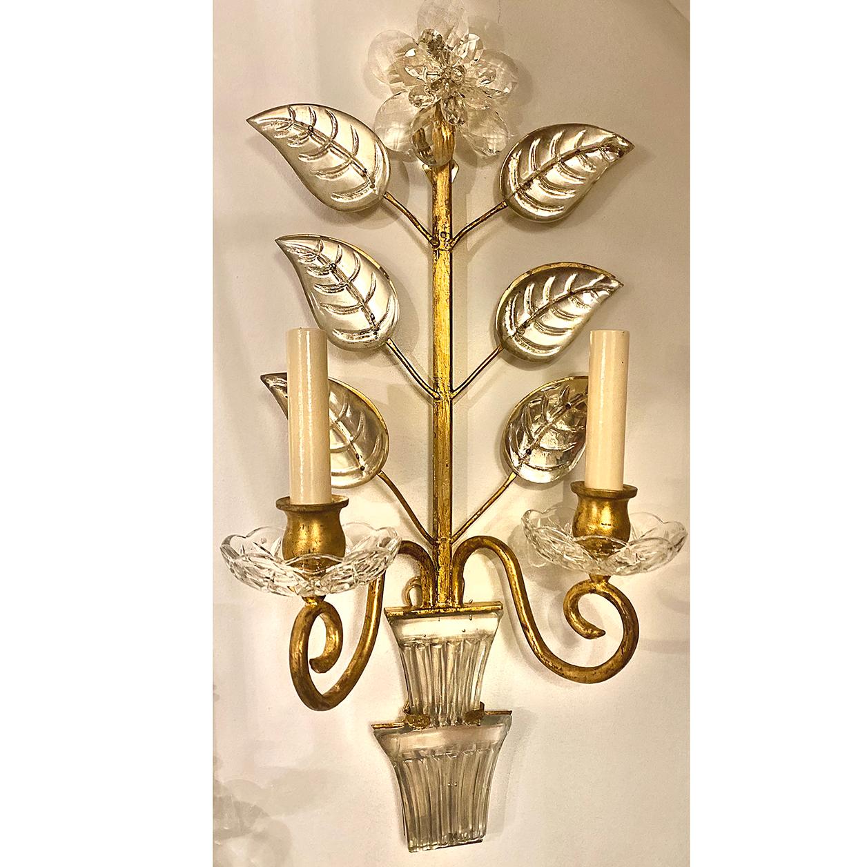 Paire d'appliques françaises des années 1960 à deux bras de lumière dorée avec feuilles en verre moulé et miroir et fleurs en cristal.

Mesures :
Hauteur : 22.25